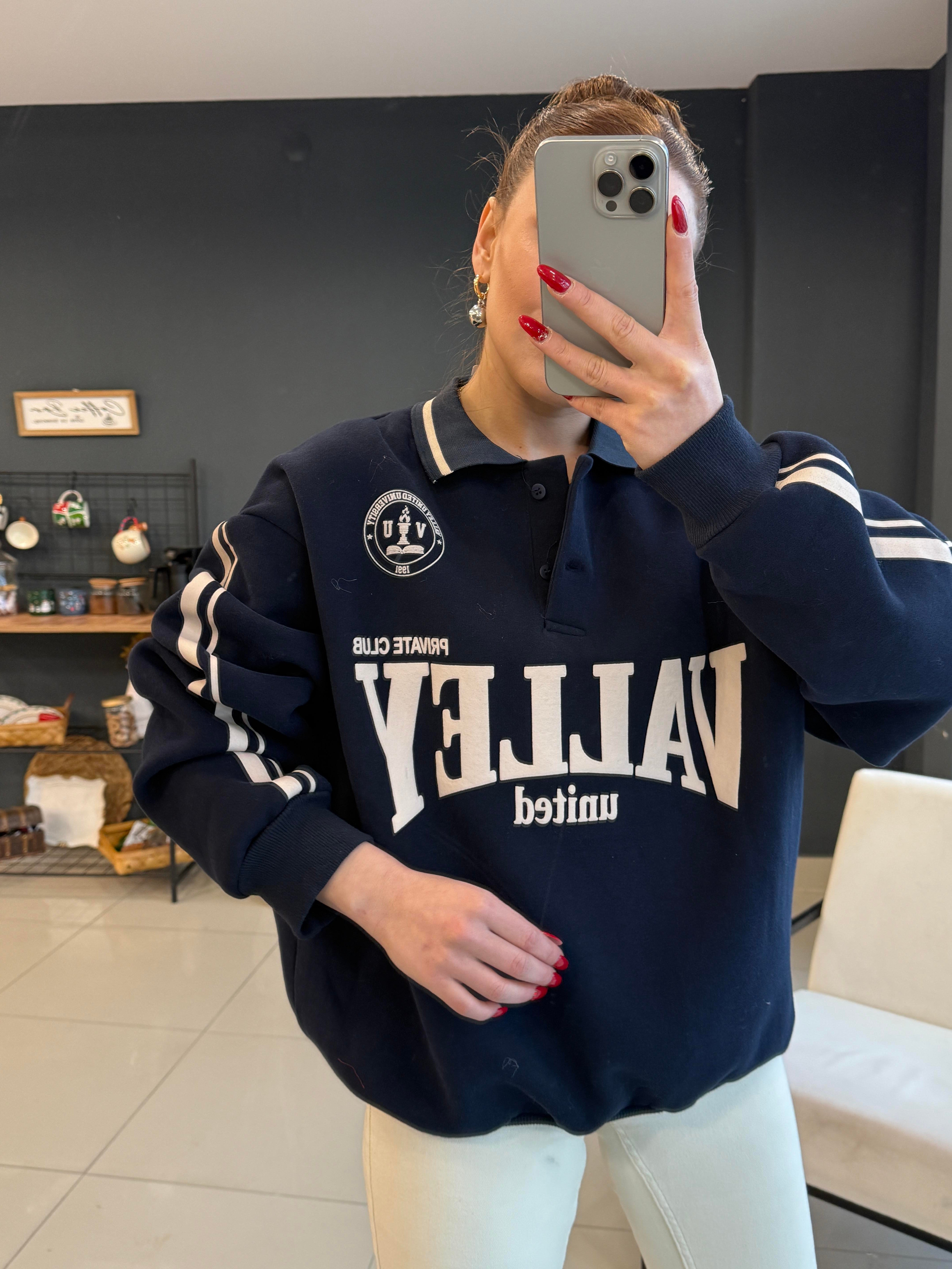 YAKASI DÜĞMELİ LACİVERT SWEATSHIRT