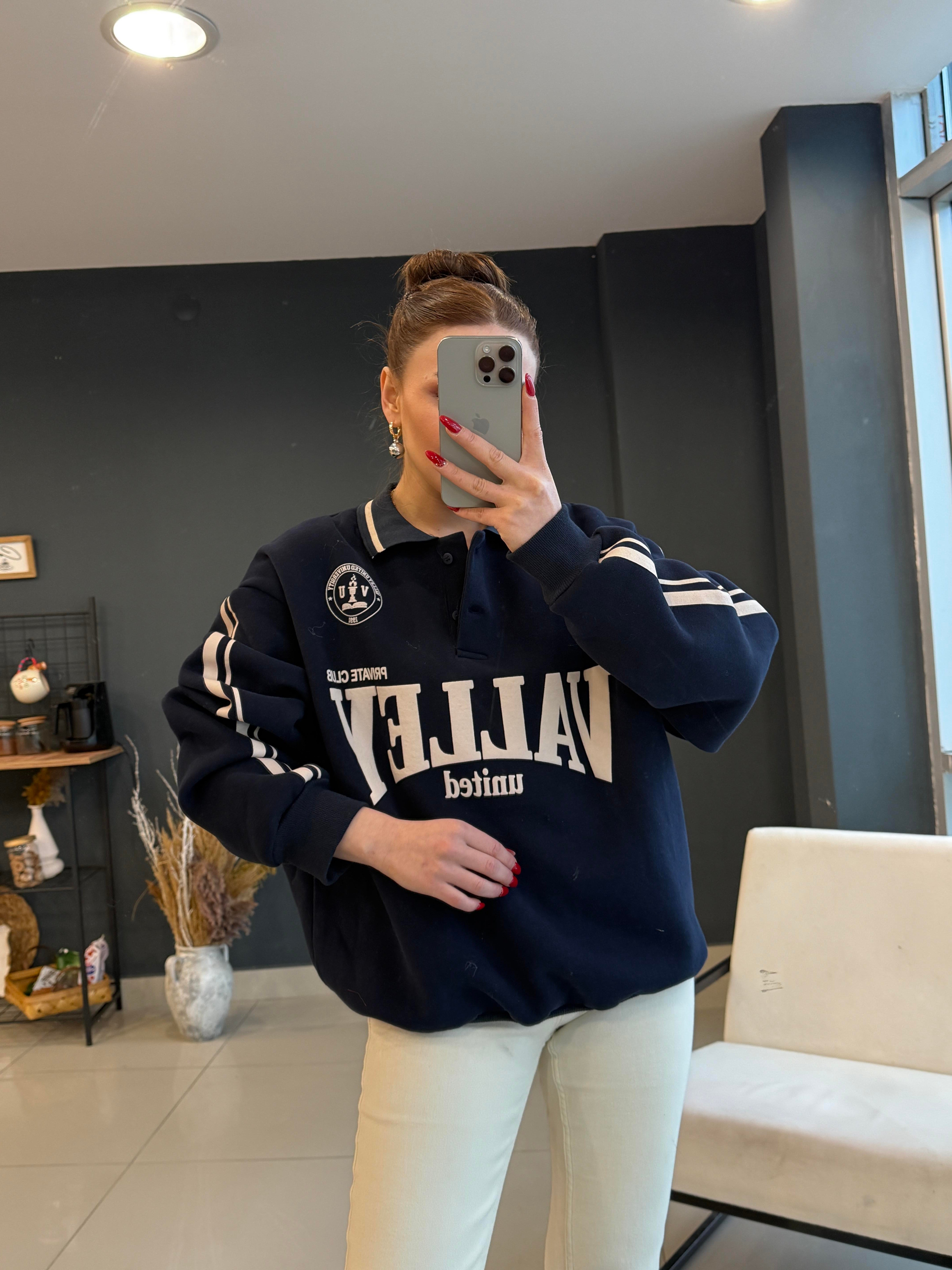 YAKASI DÜĞMELİ LACİVERT SWEATSHIRT