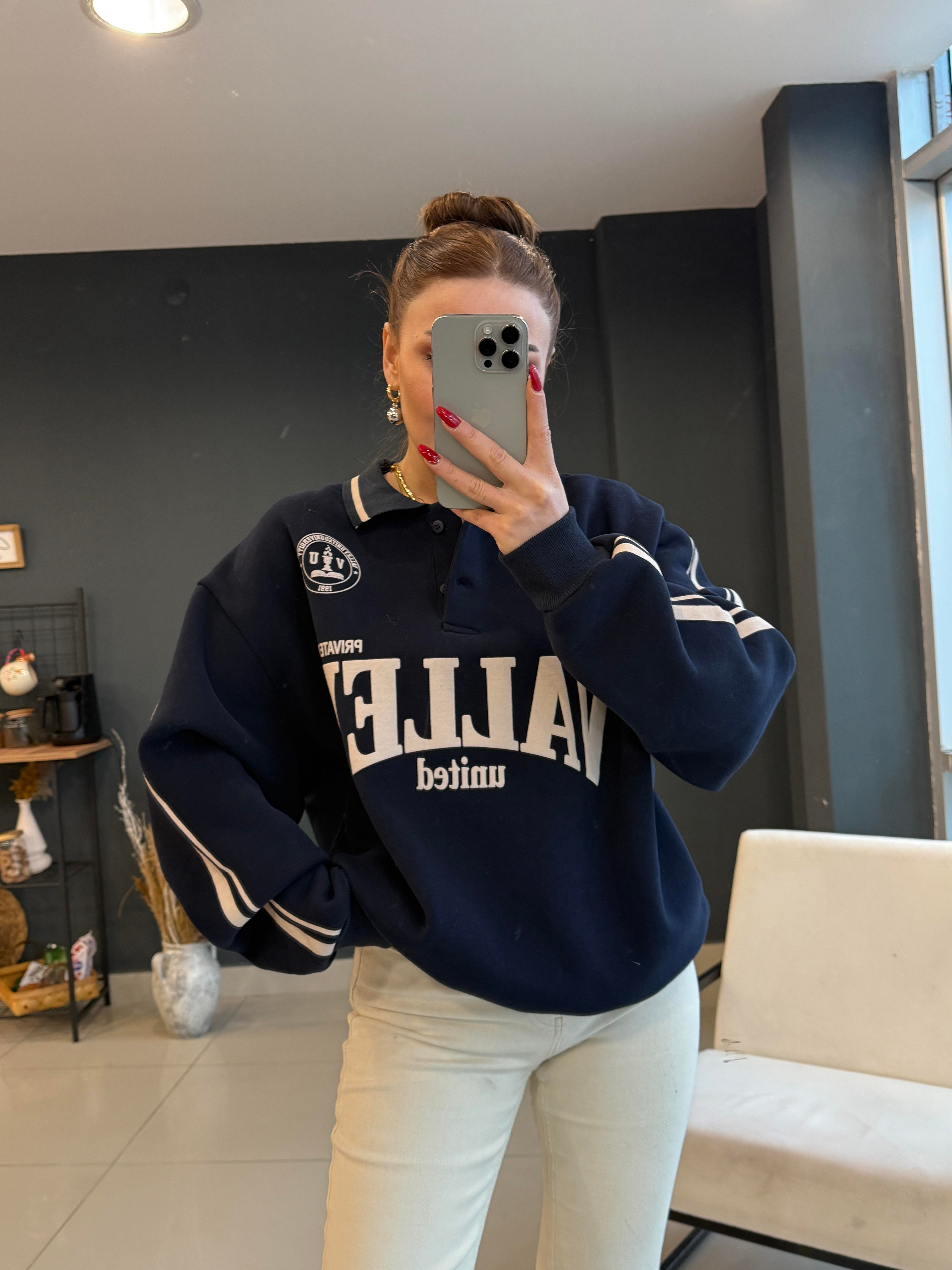 YAKASI DÜĞMELİ LACİVERT SWEATSHIRT