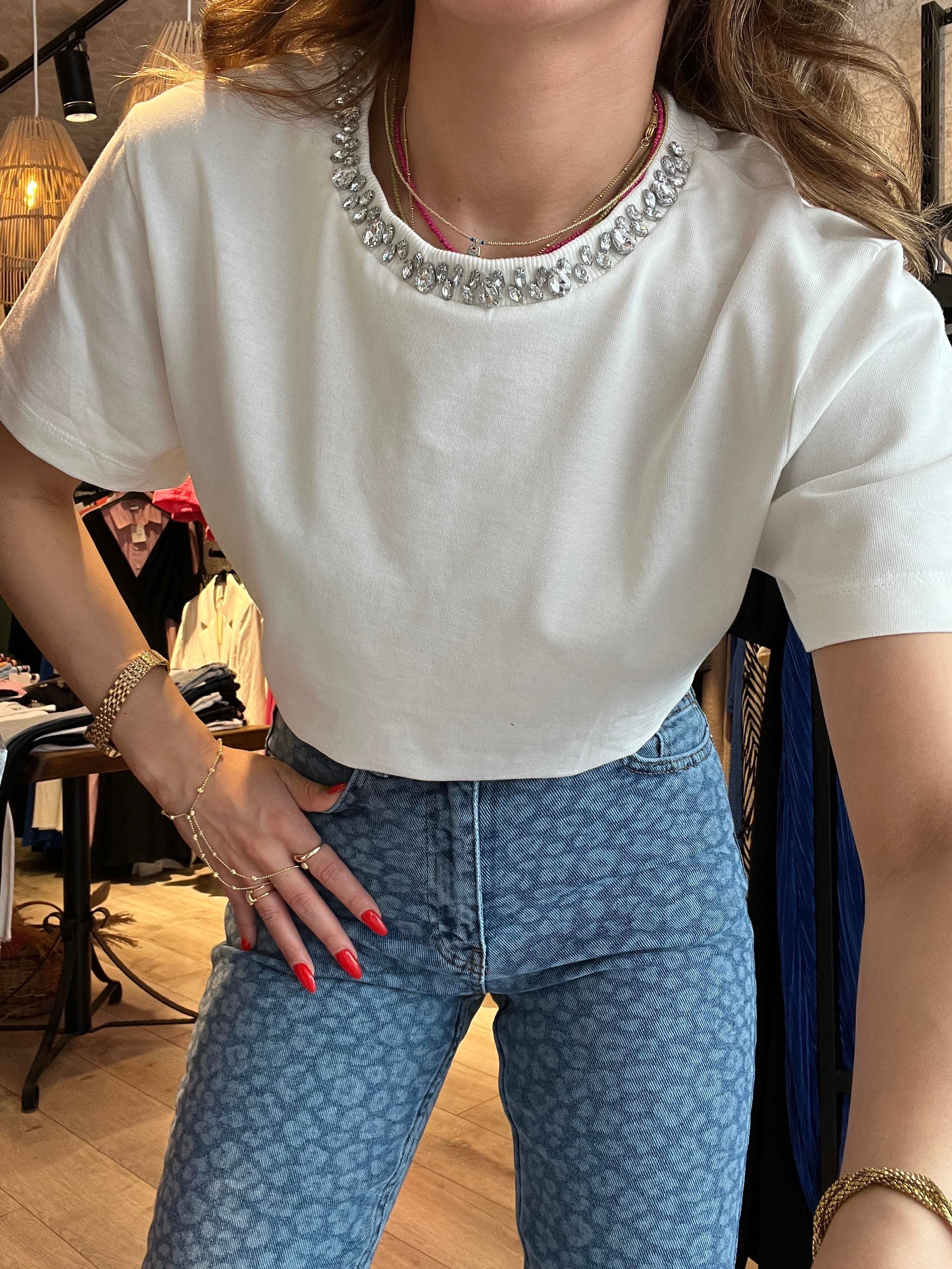 YAKASI TAŞ DETAYLI BASİC TSHİRT BEYAZ