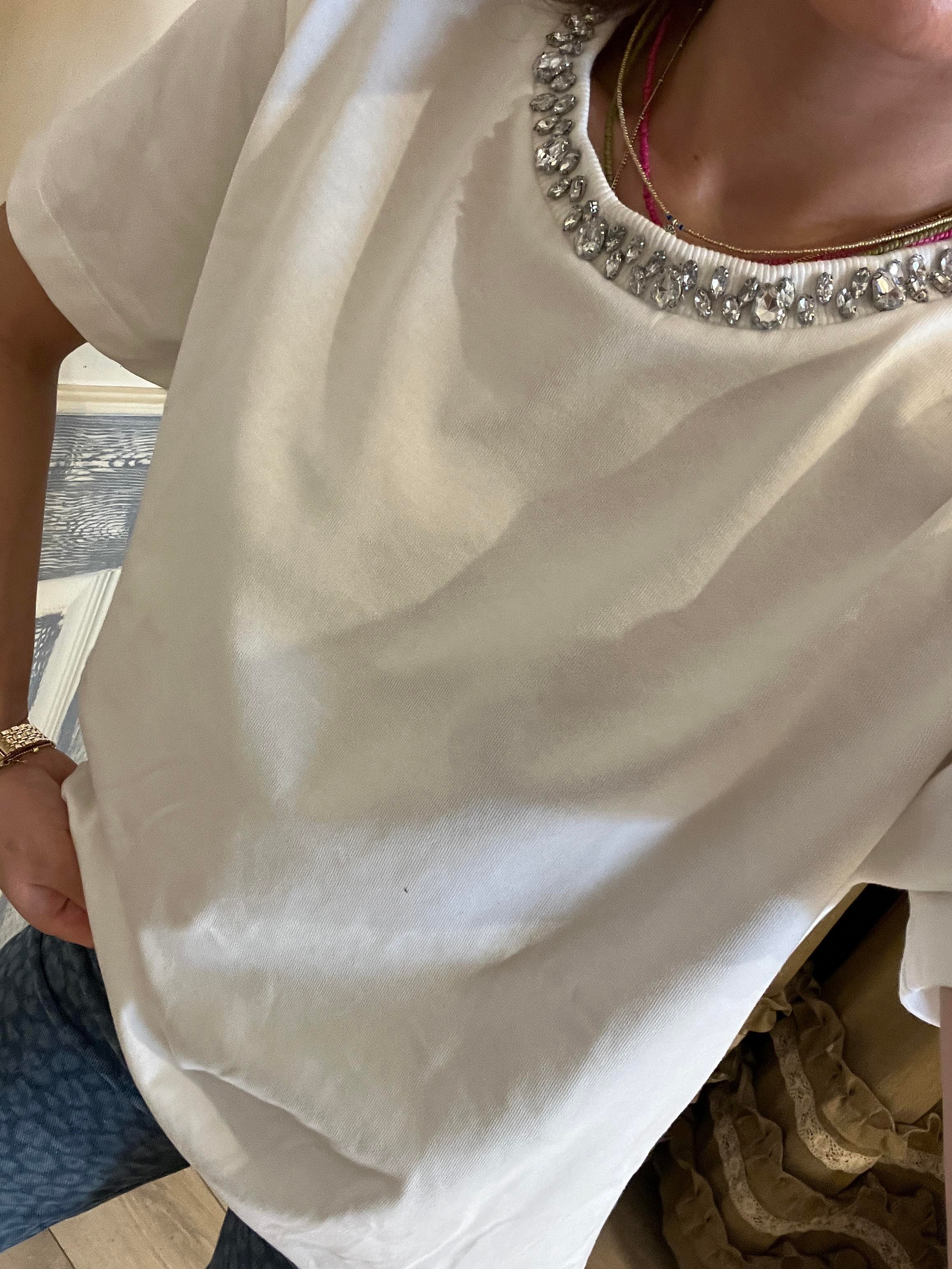 YAKASI TAŞ DETAYLI BASİC TSHİRT BEYAZ