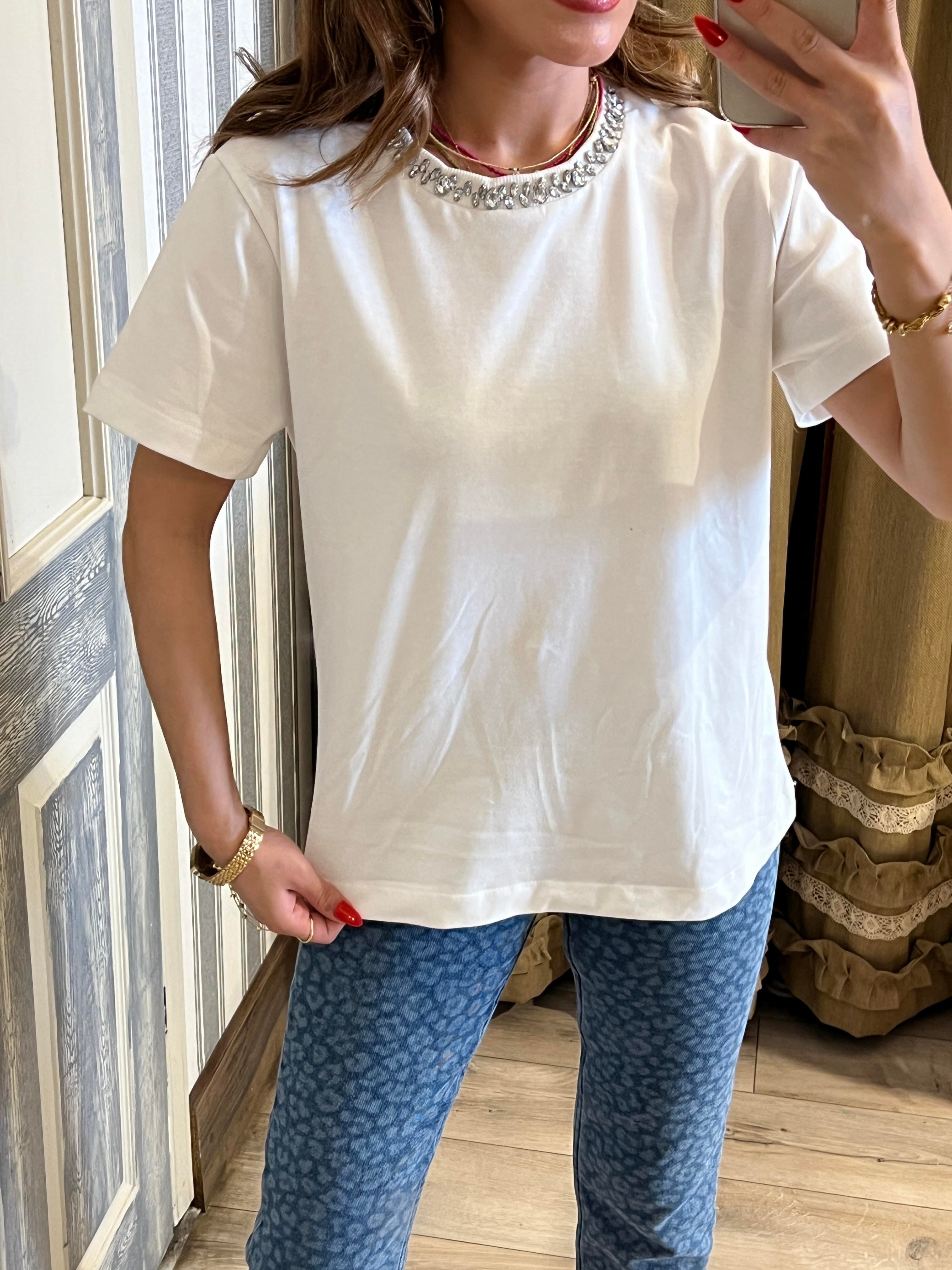 YAKASI TAŞ DETAYLI BASİC TSHİRT BEYAZ