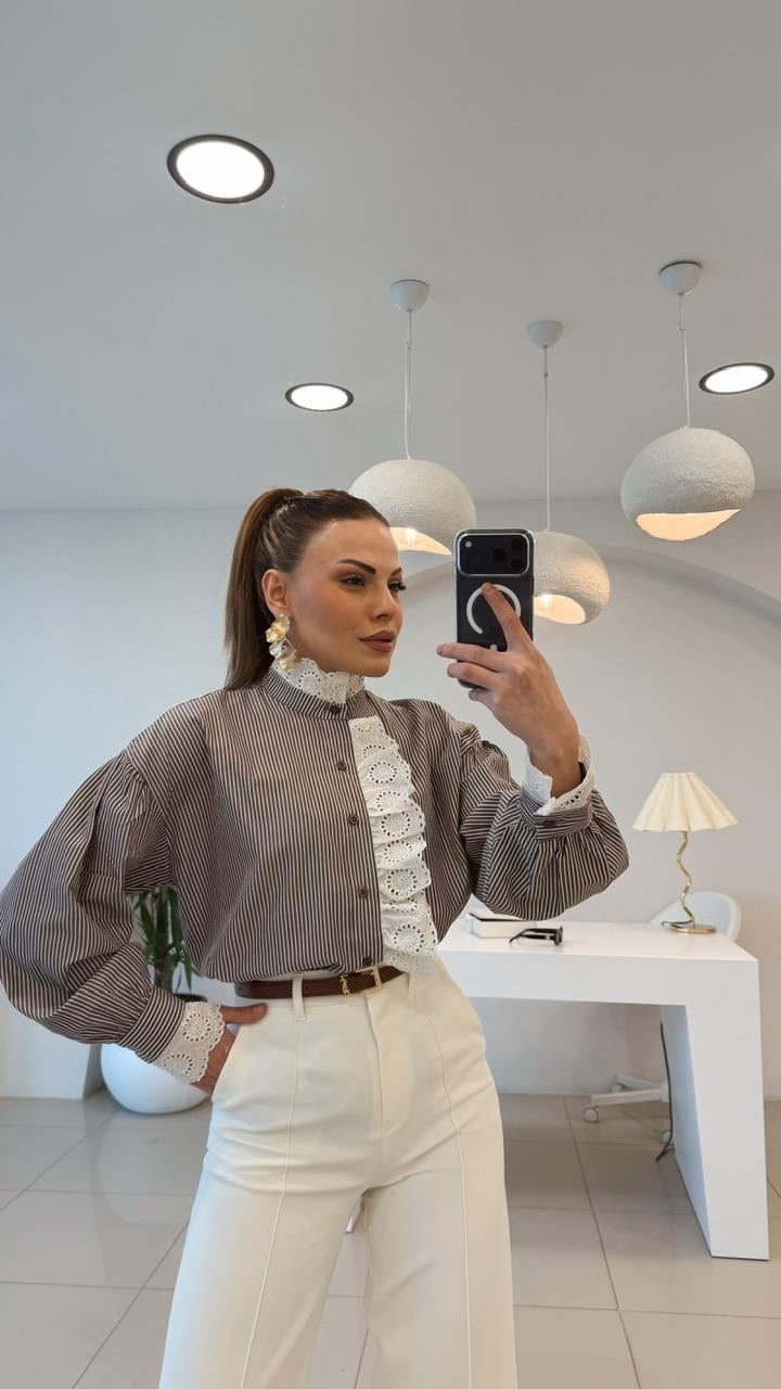 YAKASI VE KOLLARI DANTELLİ ÇİZGİLİ GÖMLEK KAHVE