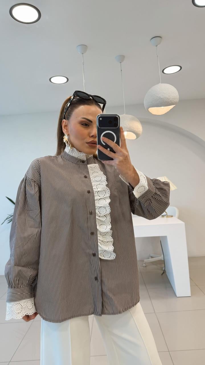 YAKASI VE KOLLARI DANTELLİ ÇİZGİLİ GÖMLEK KAHVE