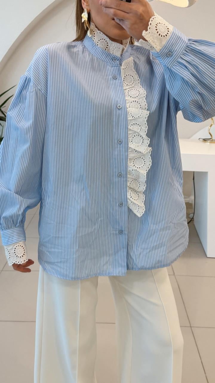 YAKASI VE KOLLARI DANTELLİ ÇİZGİLİ GÖMLEK MAVİ 