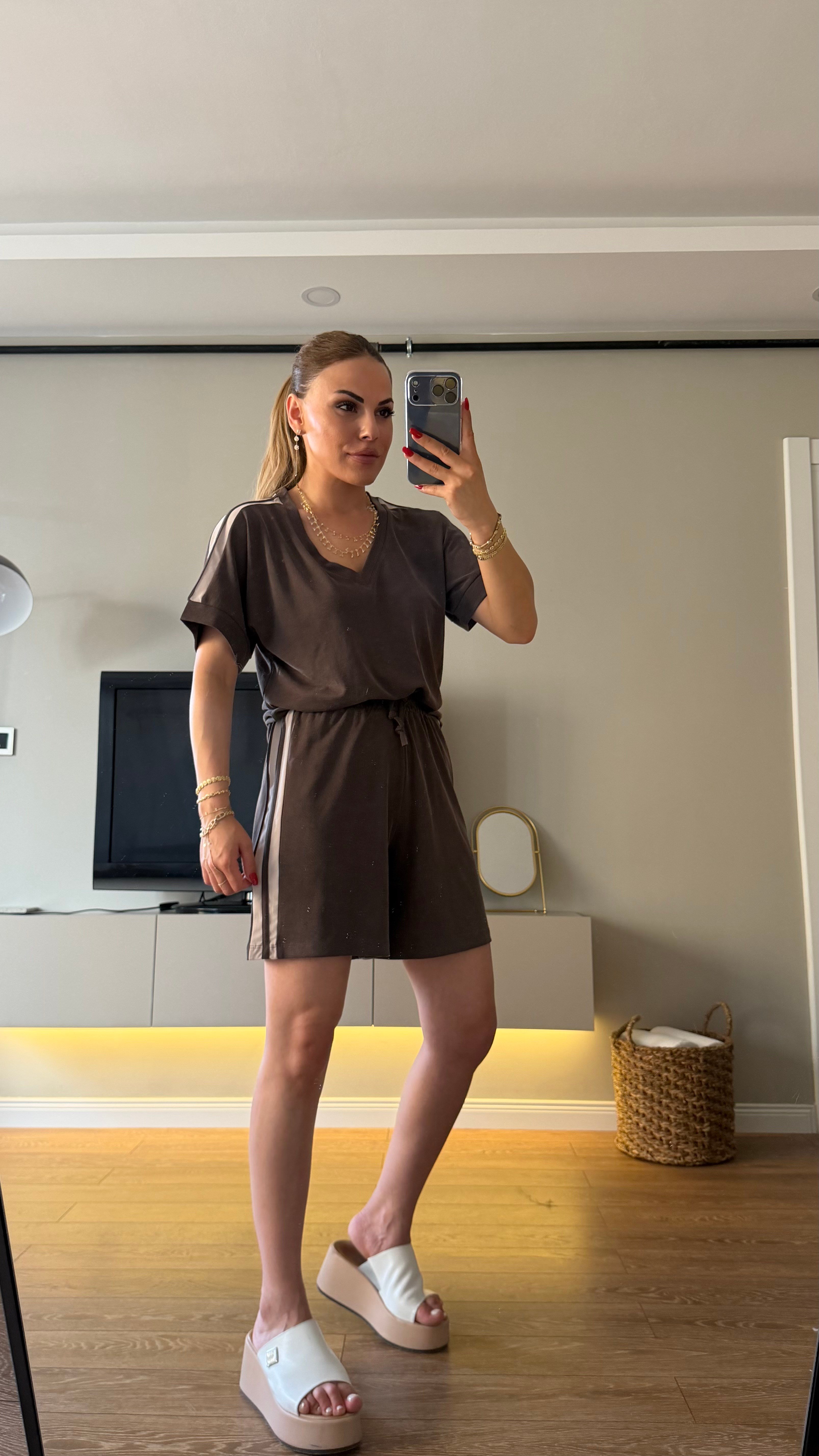 Yanları Şerit Detaylı Şortlu Takım Kahve
