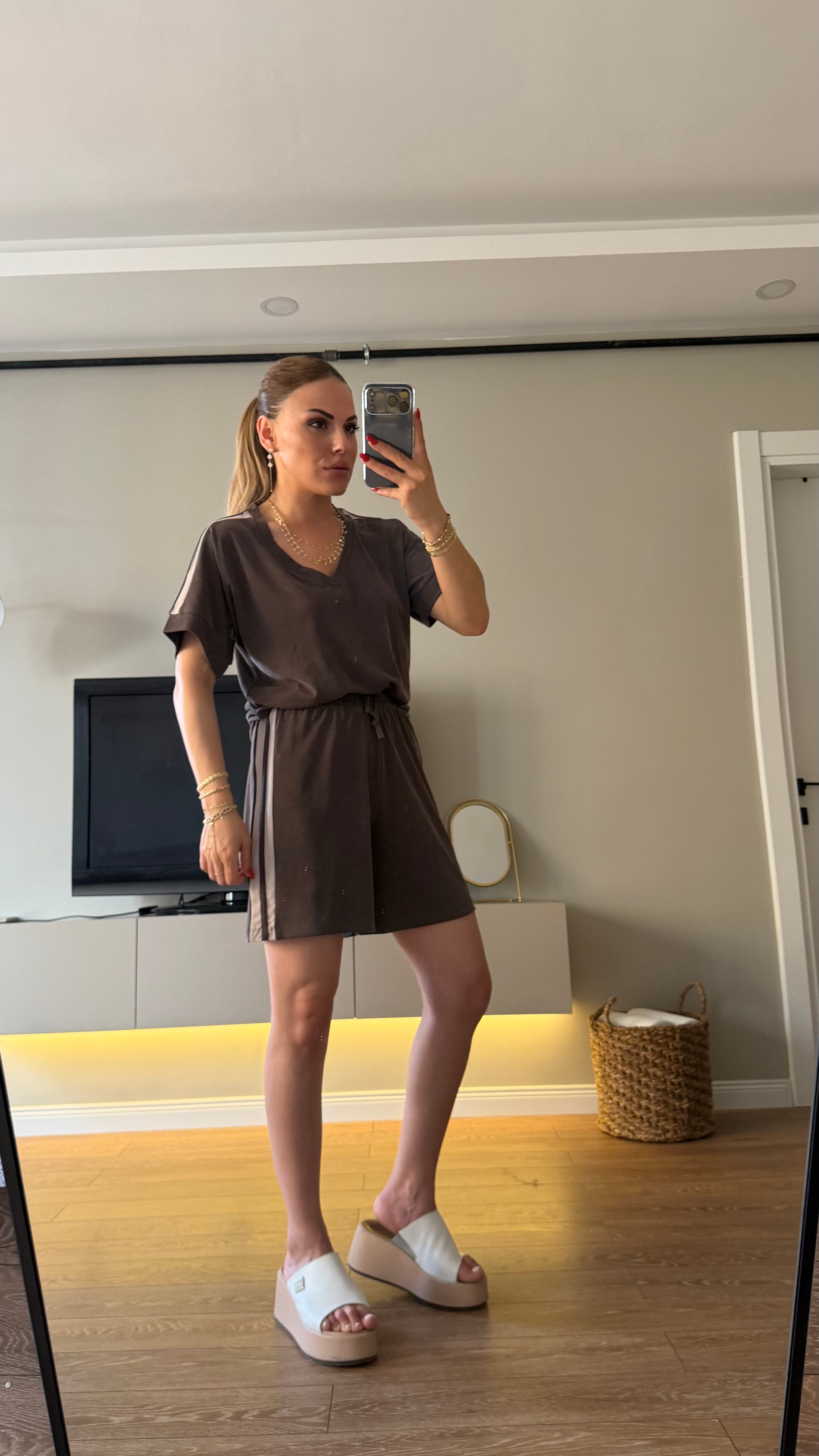 Yanları Şerit Detaylı Şortlu Takım Kahve