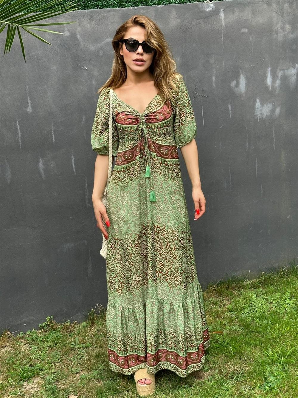 YEŞİL DESENLİ TASARIM SATEN ELBİSE