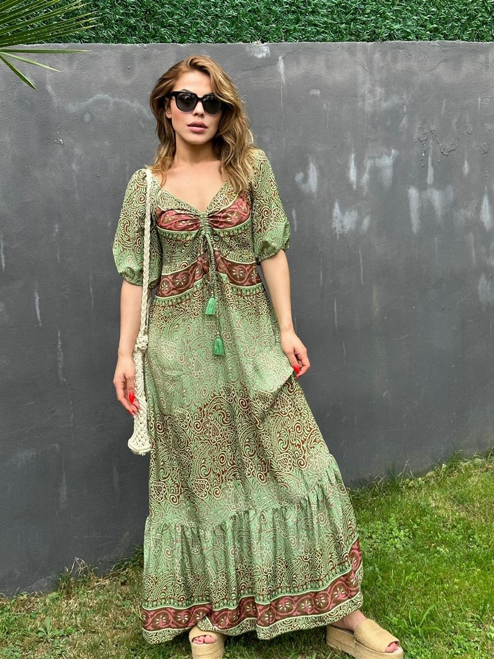 YEŞİL DESENLİ TASARIM SATEN ELBİSE