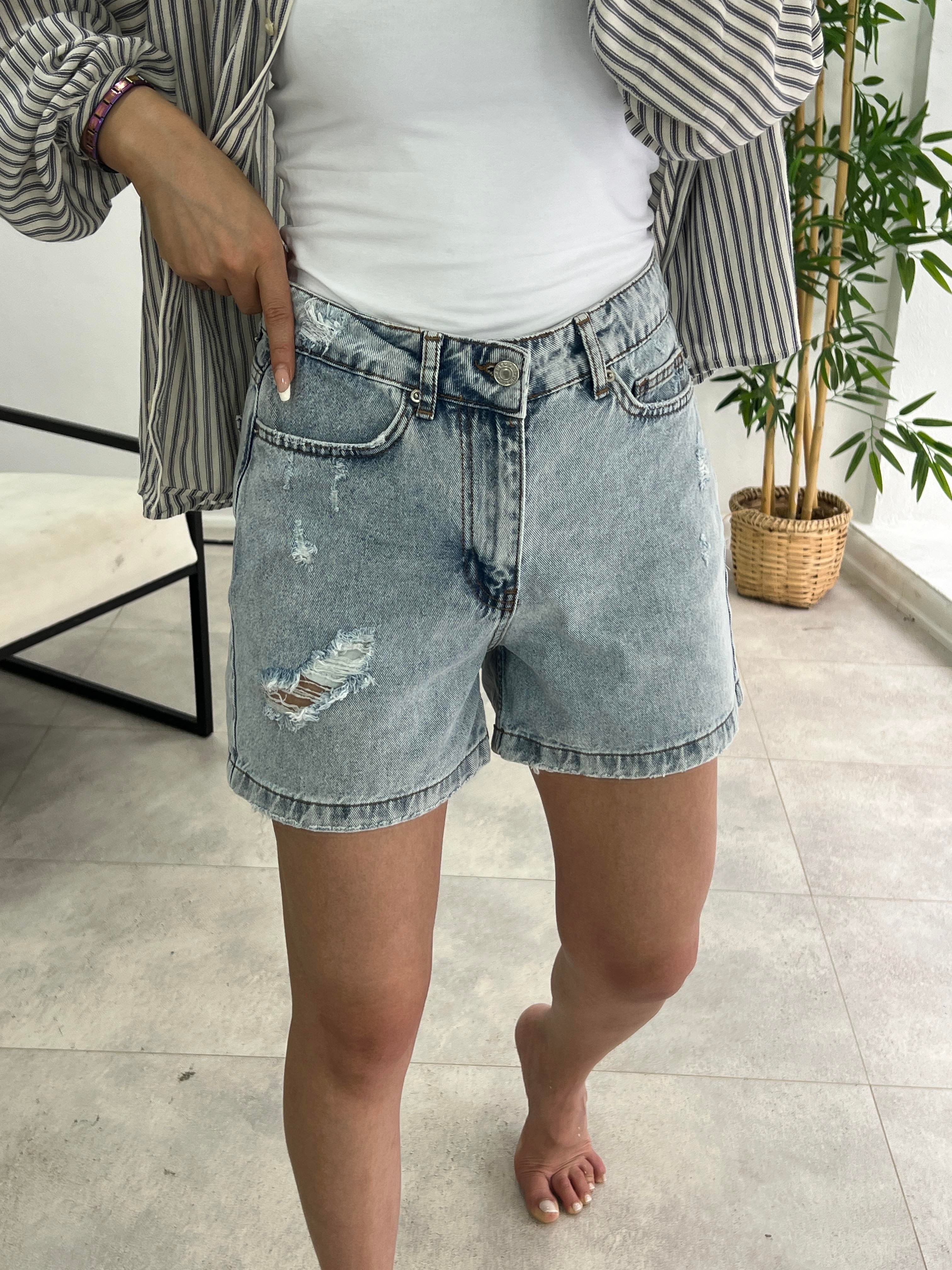 YIRTIK DETAYLI ORTA BOY DENİM ŞORT