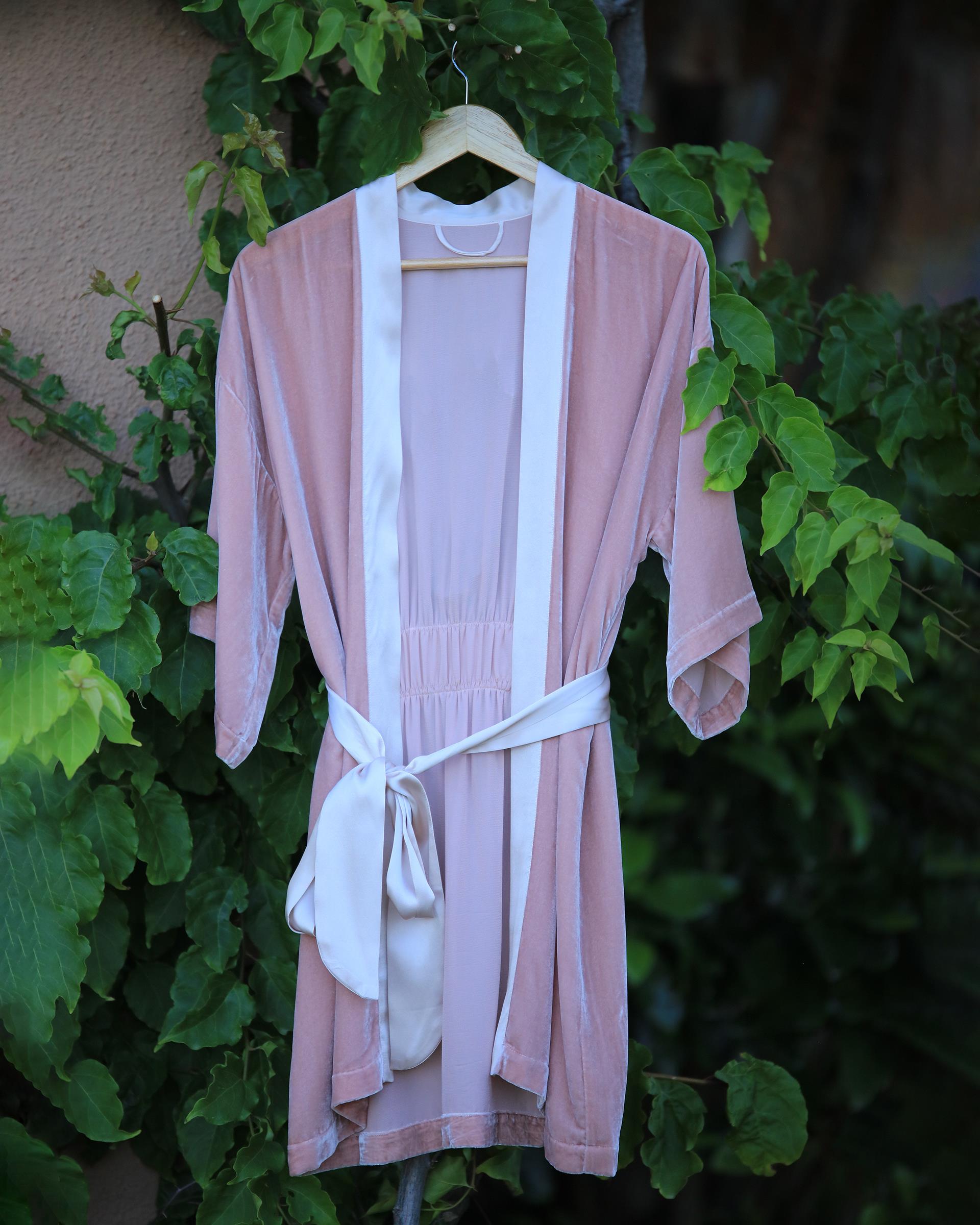 Uçuk Pembe İpek Kadife Kimono Sabahlık 