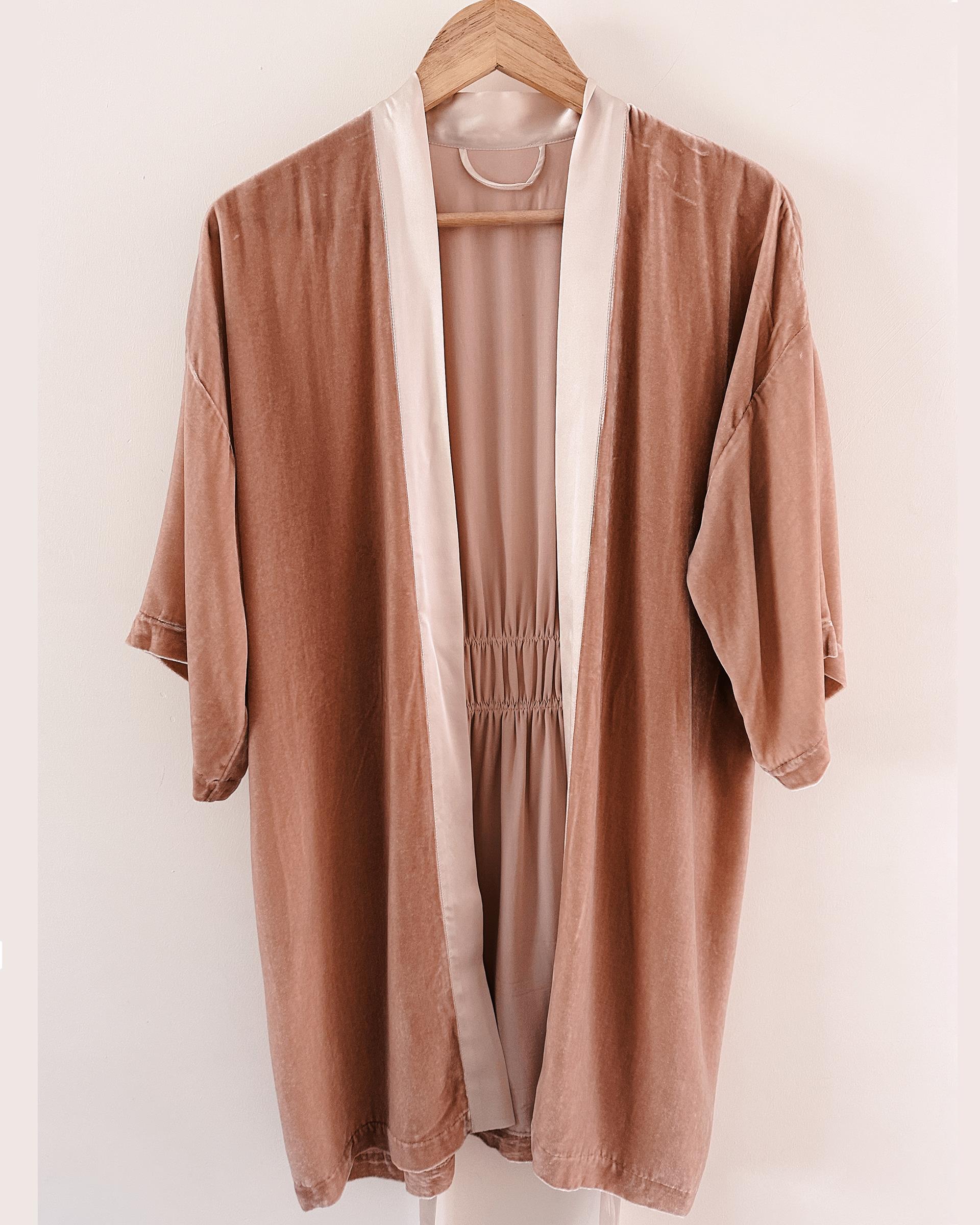 Uçuk Pembe İpek Kadife Kimono Sabahlık 
