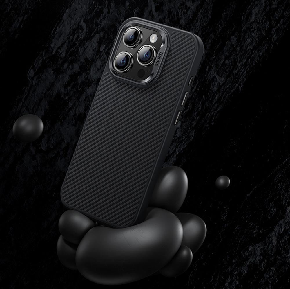 Apple iPhone 15 Pro Max Kılıf Karbon Fiber M-safe Şarj Özellikli Benks Hybrid ArmorPro 600D Kevlar Kapak