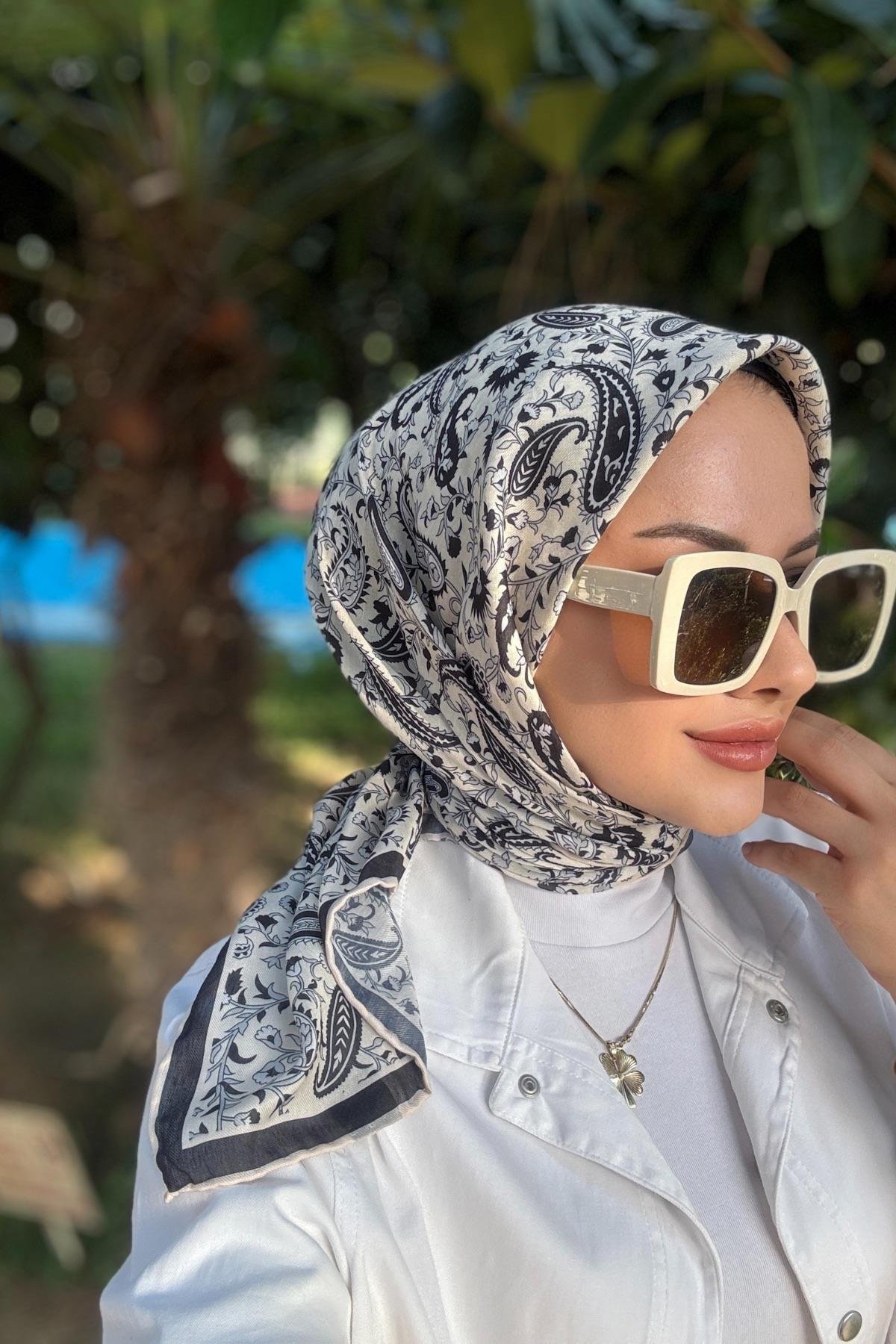 Beyaz Retro Dijital Soft Eşarp