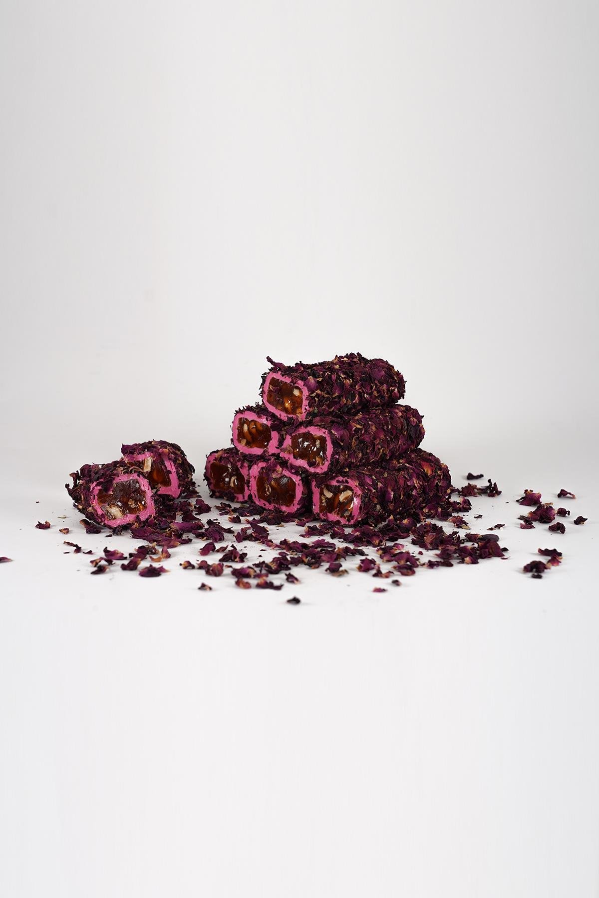 Gül Yapraklı Çilekli Narlı Yer Fıstıklı Sarma Lokum 1 Kg