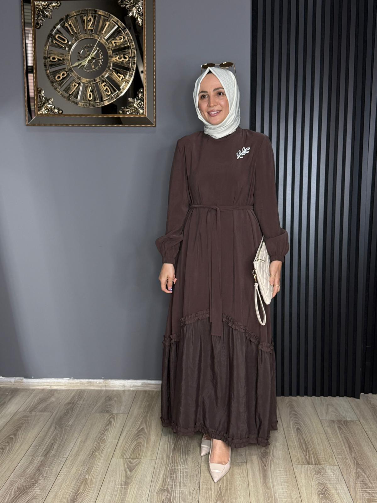12675 BROŞ DETAY FIRFIRLI ELBİSE KAHVERENGİ