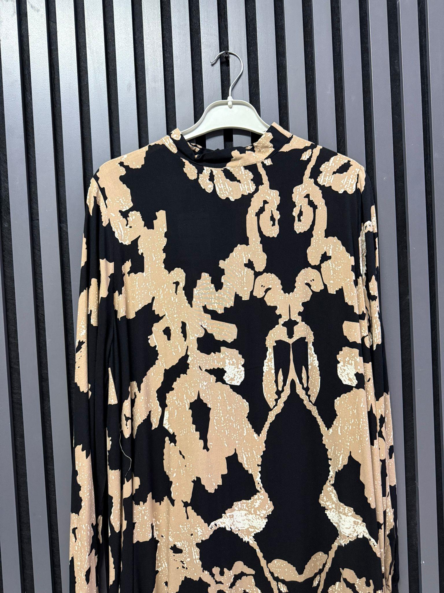 ARKASI FERMUARLI DESENLİ ELBİSE 