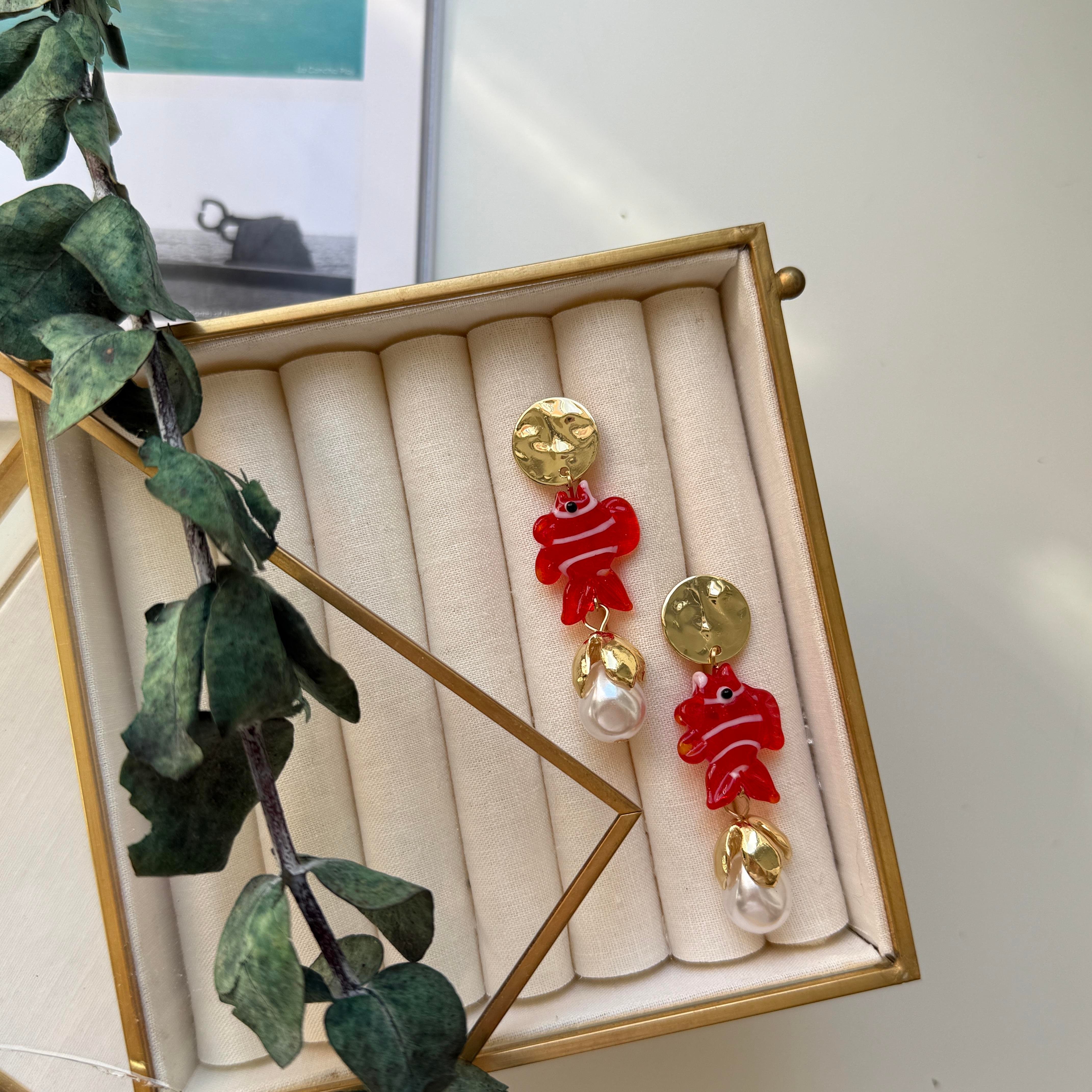 Akrilik Gold Detaylı Balık Küpe