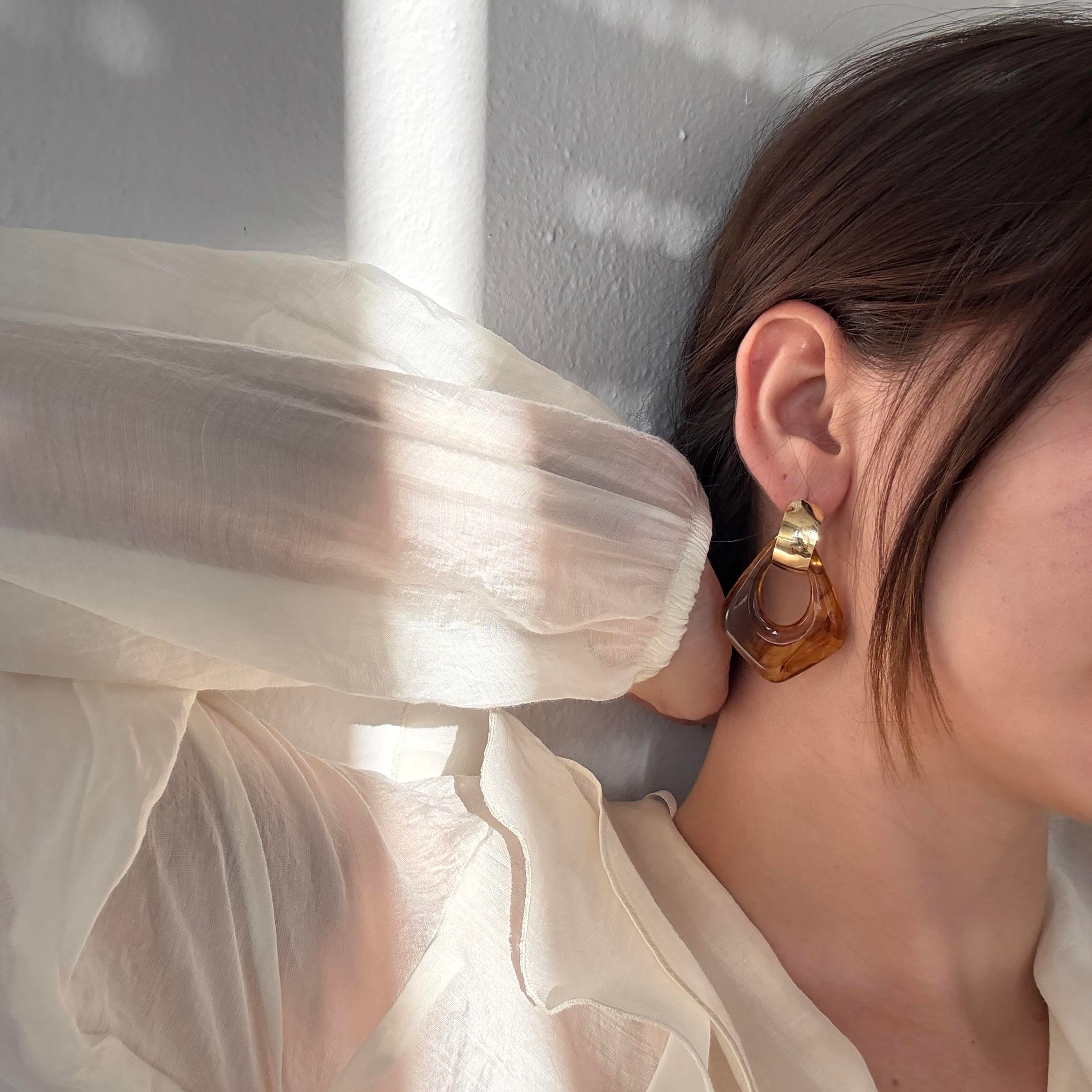 Asimetrik Akrilik Halka Kahve Küpe