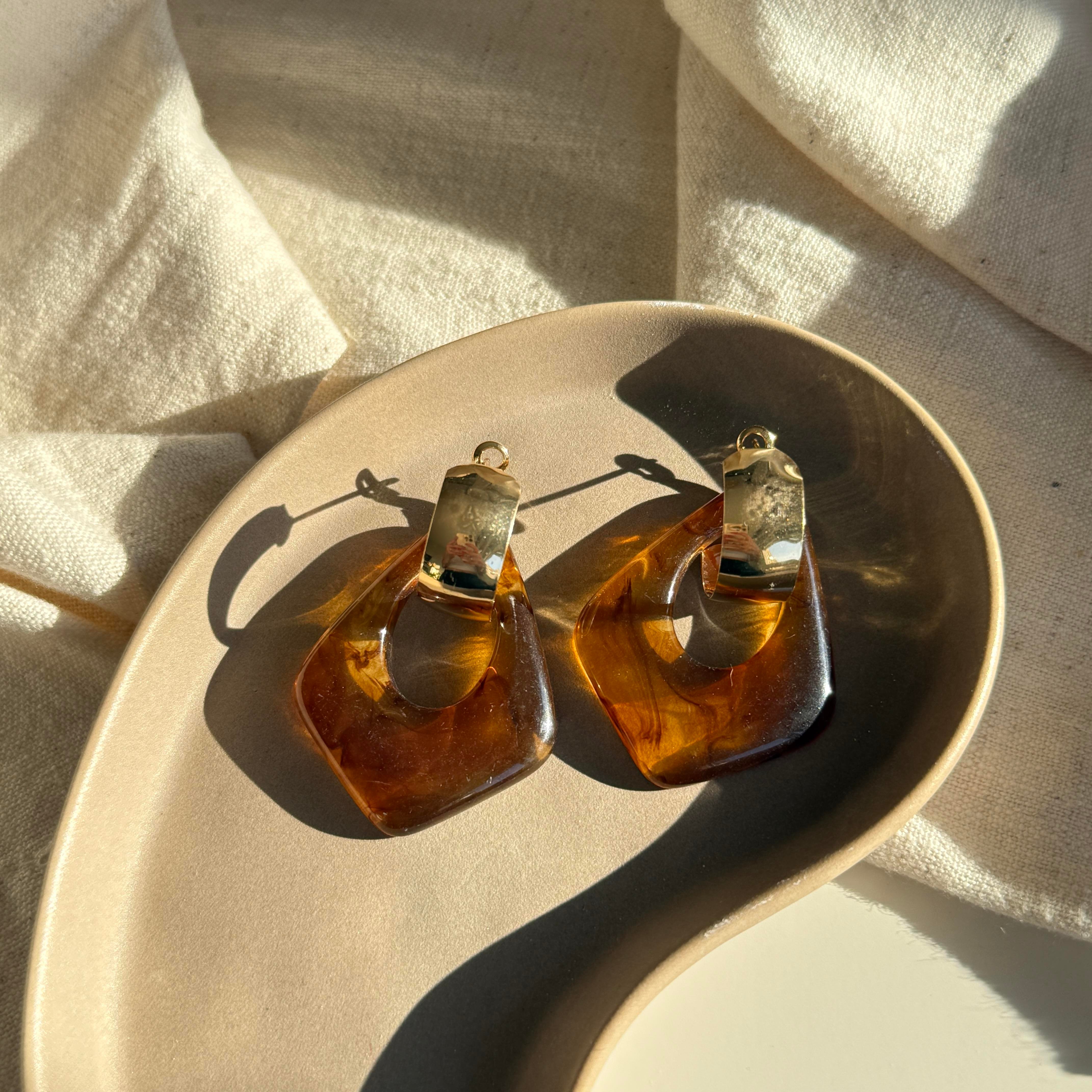 Asimetrik Akrilik Halka Kahve Küpe