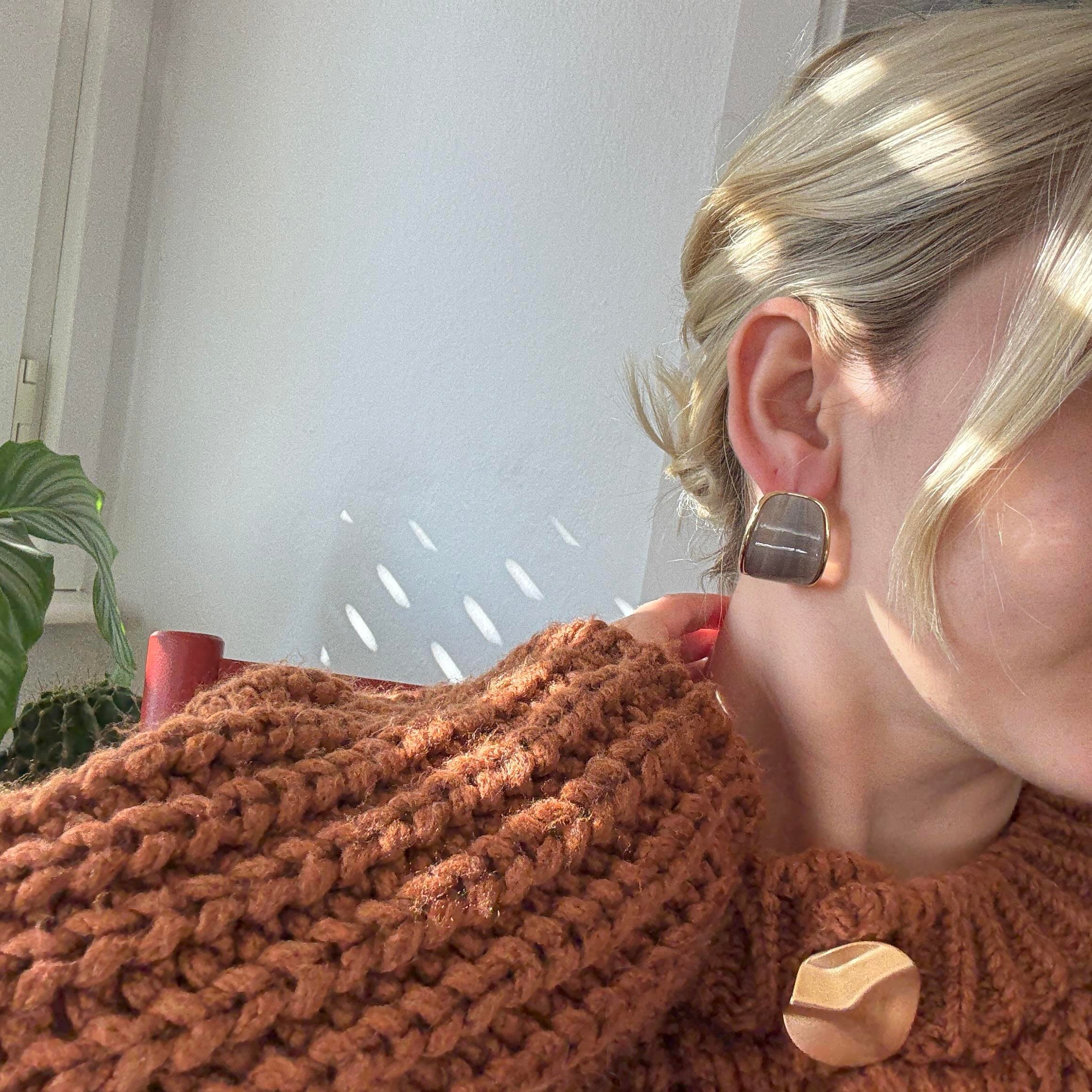 Bej Kemik Yarım Halka Küpe