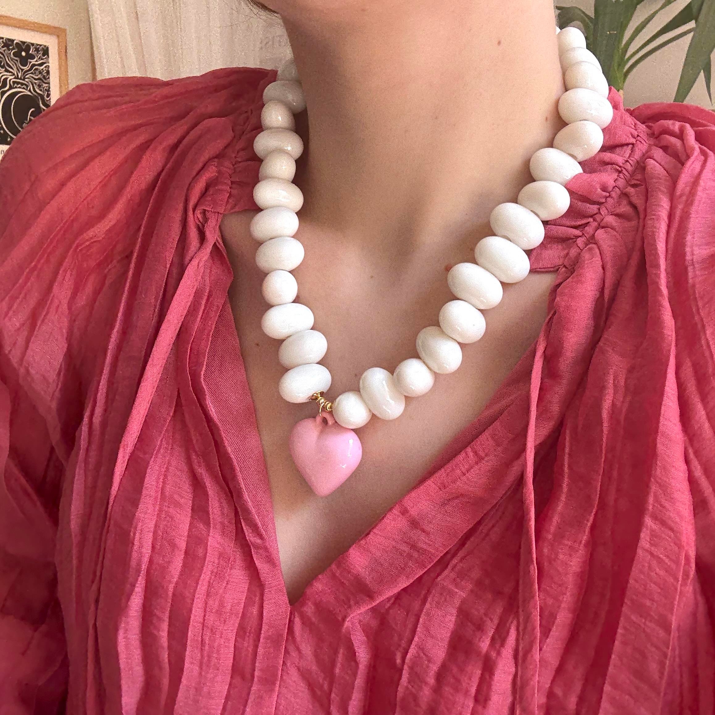 Beyaz Boncuklu Pembe Bombe Kalp Kolye