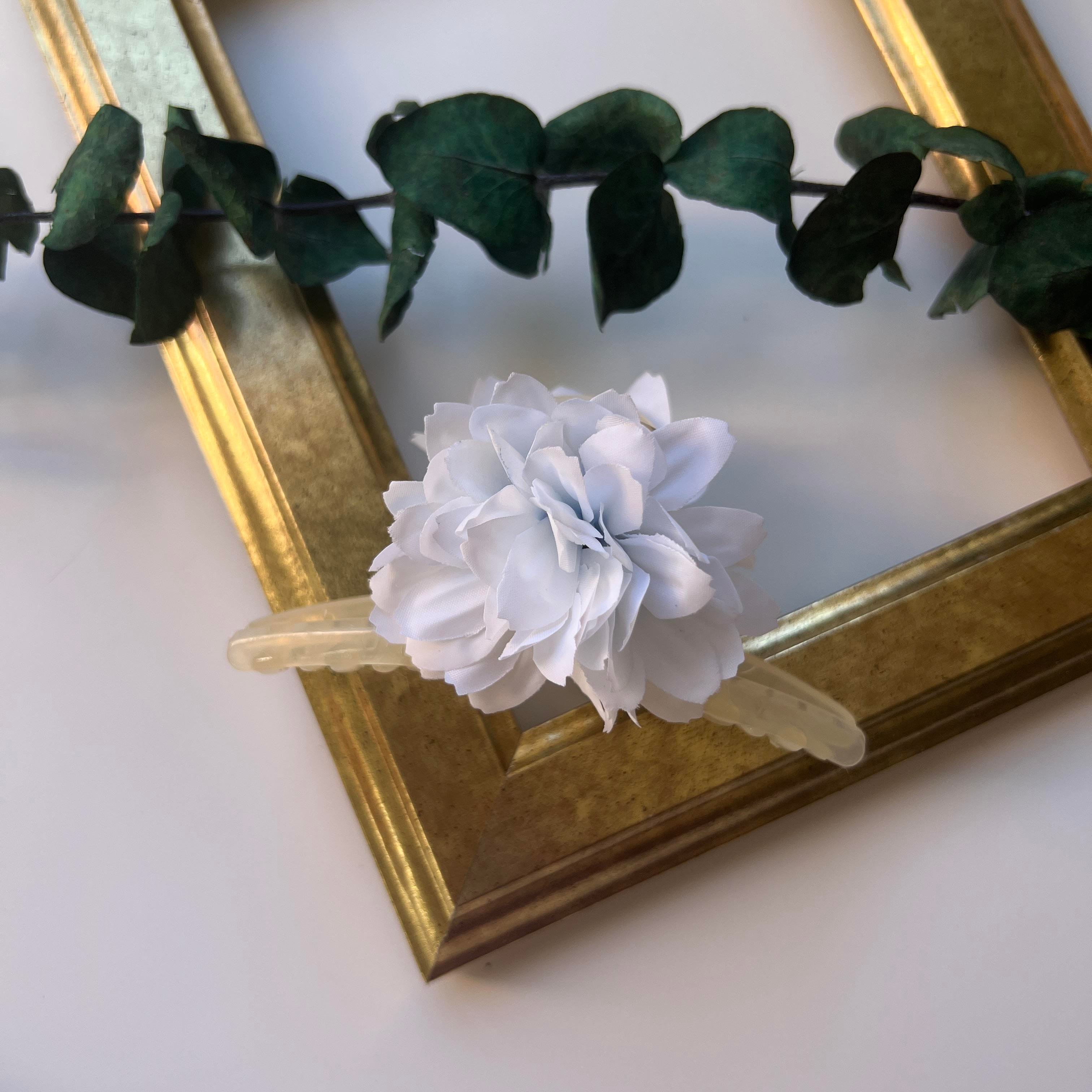 Beyaz Çiçekli Mandal Toka