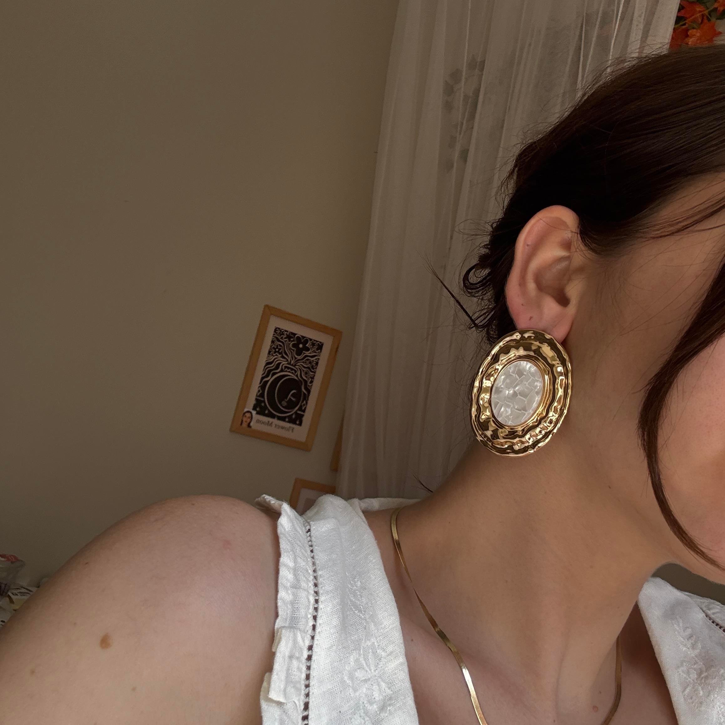 Beyaz Ezme Sedefli Oval Küpe