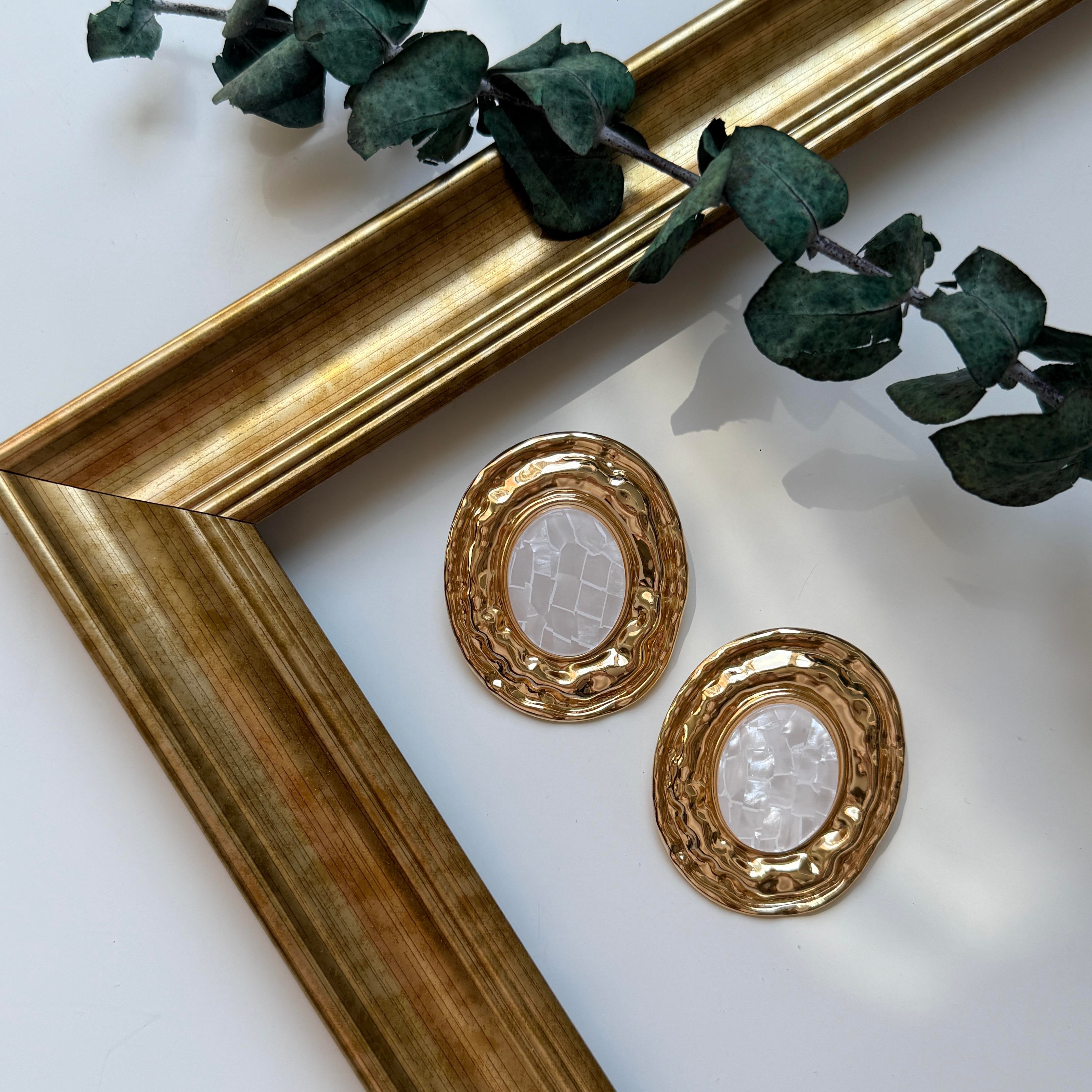 Beyaz Ezme Sedefli Oval Küpe