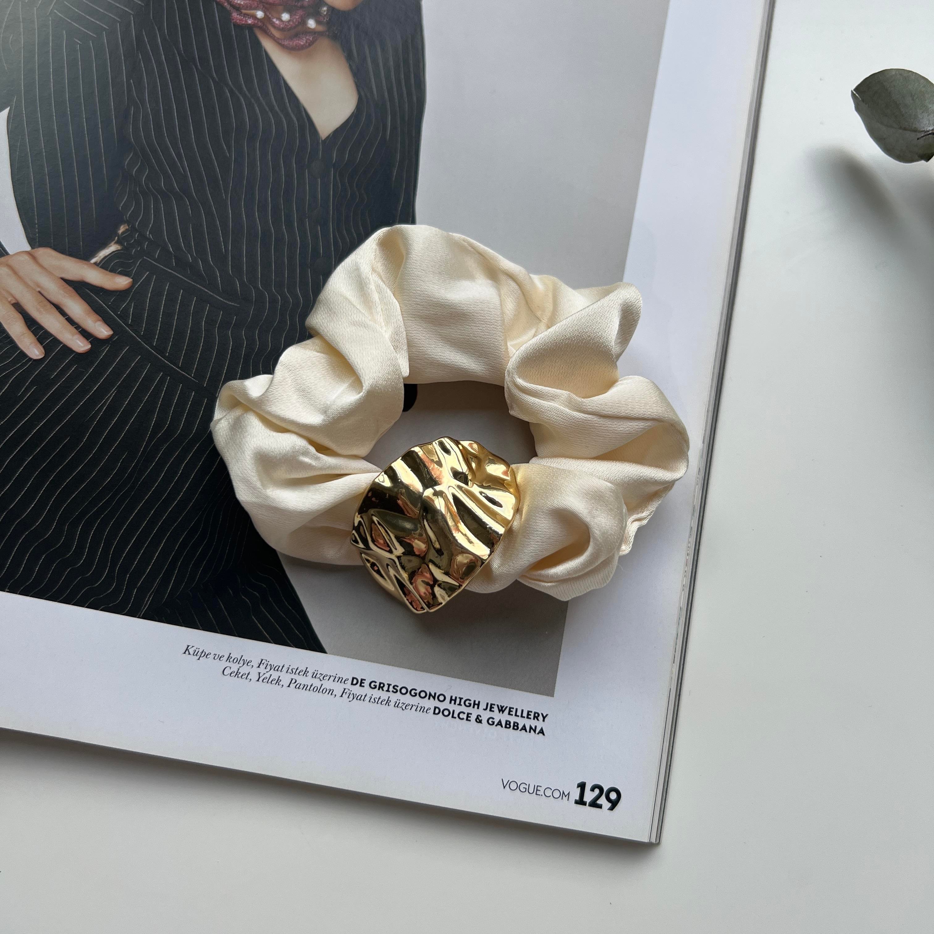 Beyaz Gold Ezme Detaylı Scrunchie