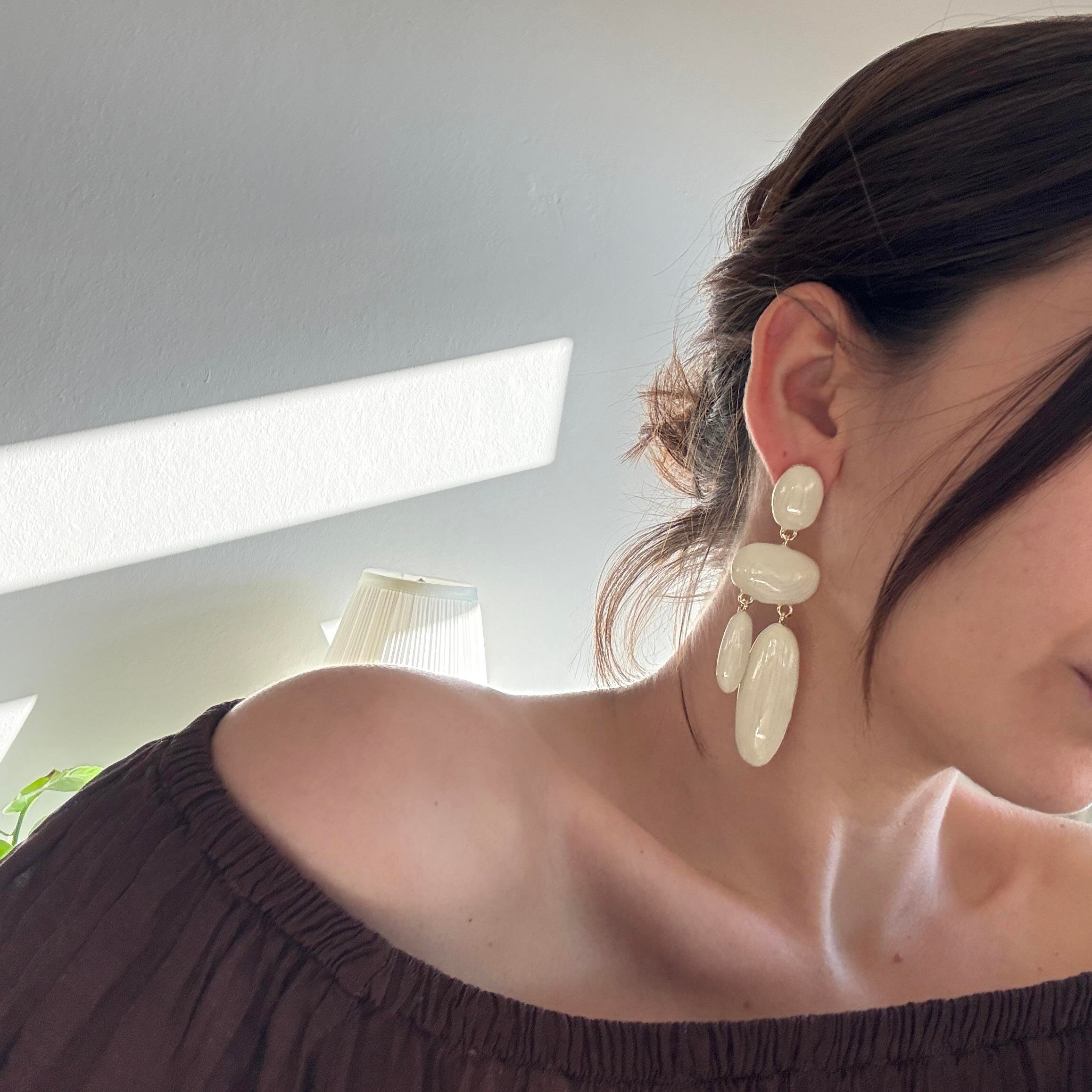 Beyaz Mineli Sallantılı Oval Küpe