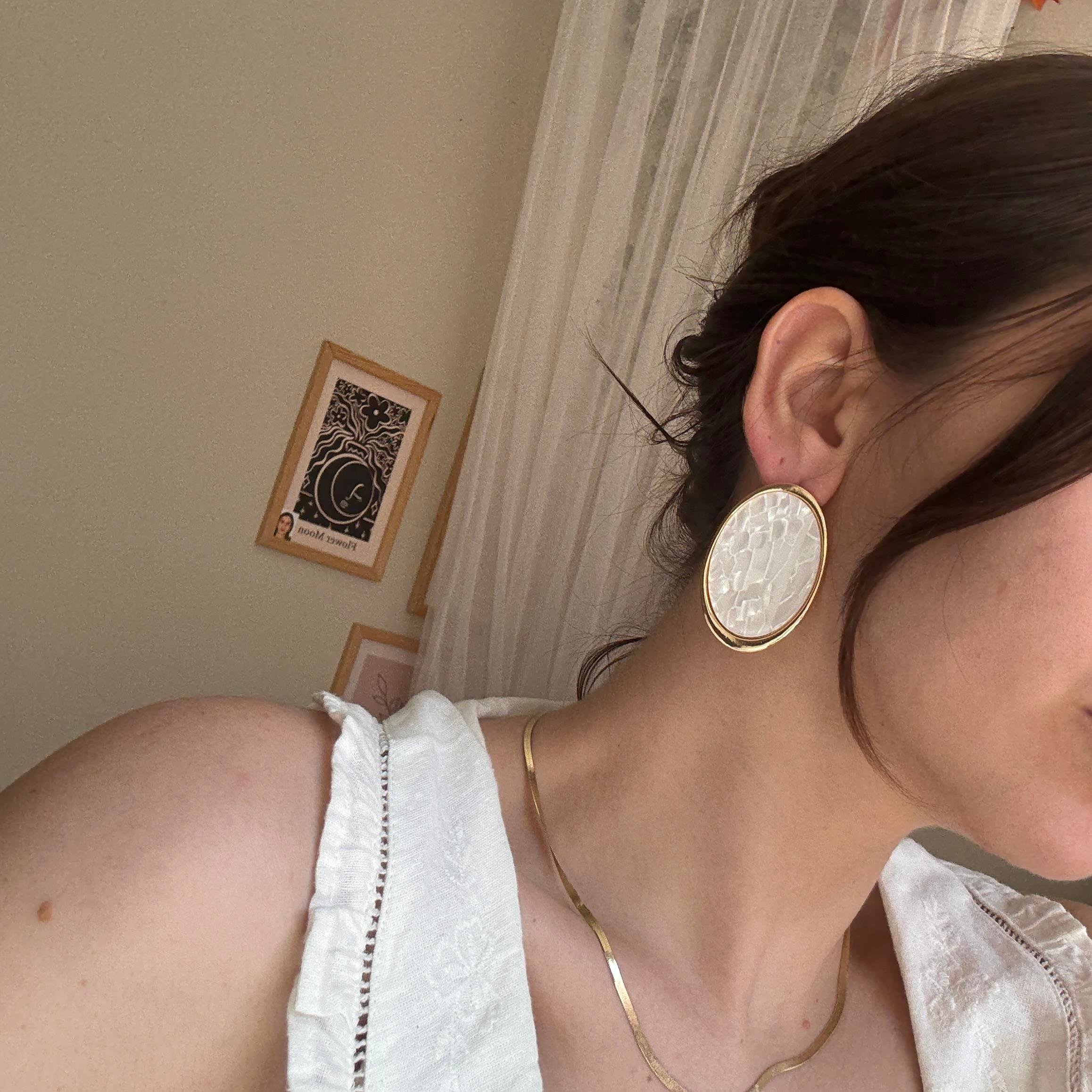 Beyaz Sedefli Oval Küpe