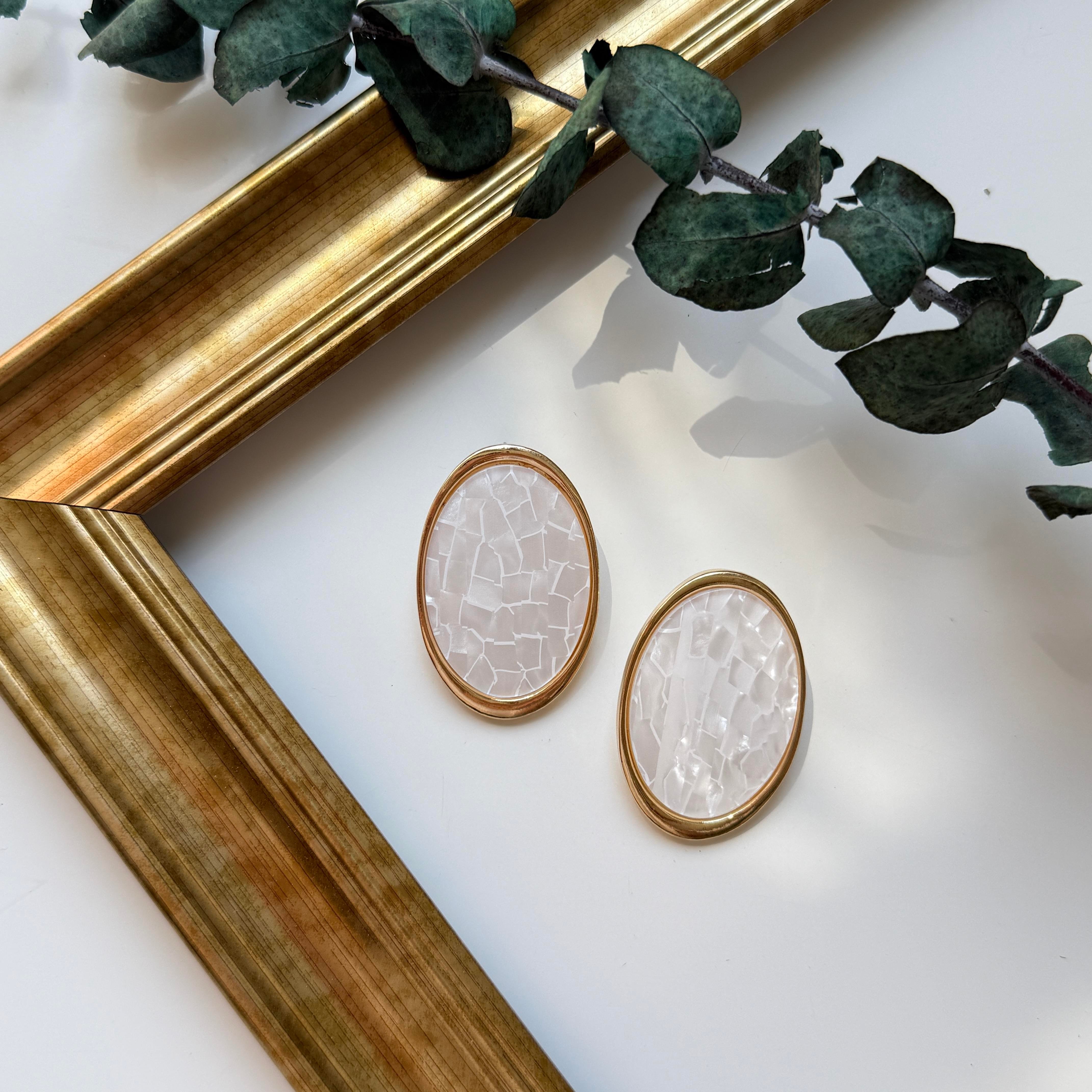 Beyaz Sedefli Oval Küpe