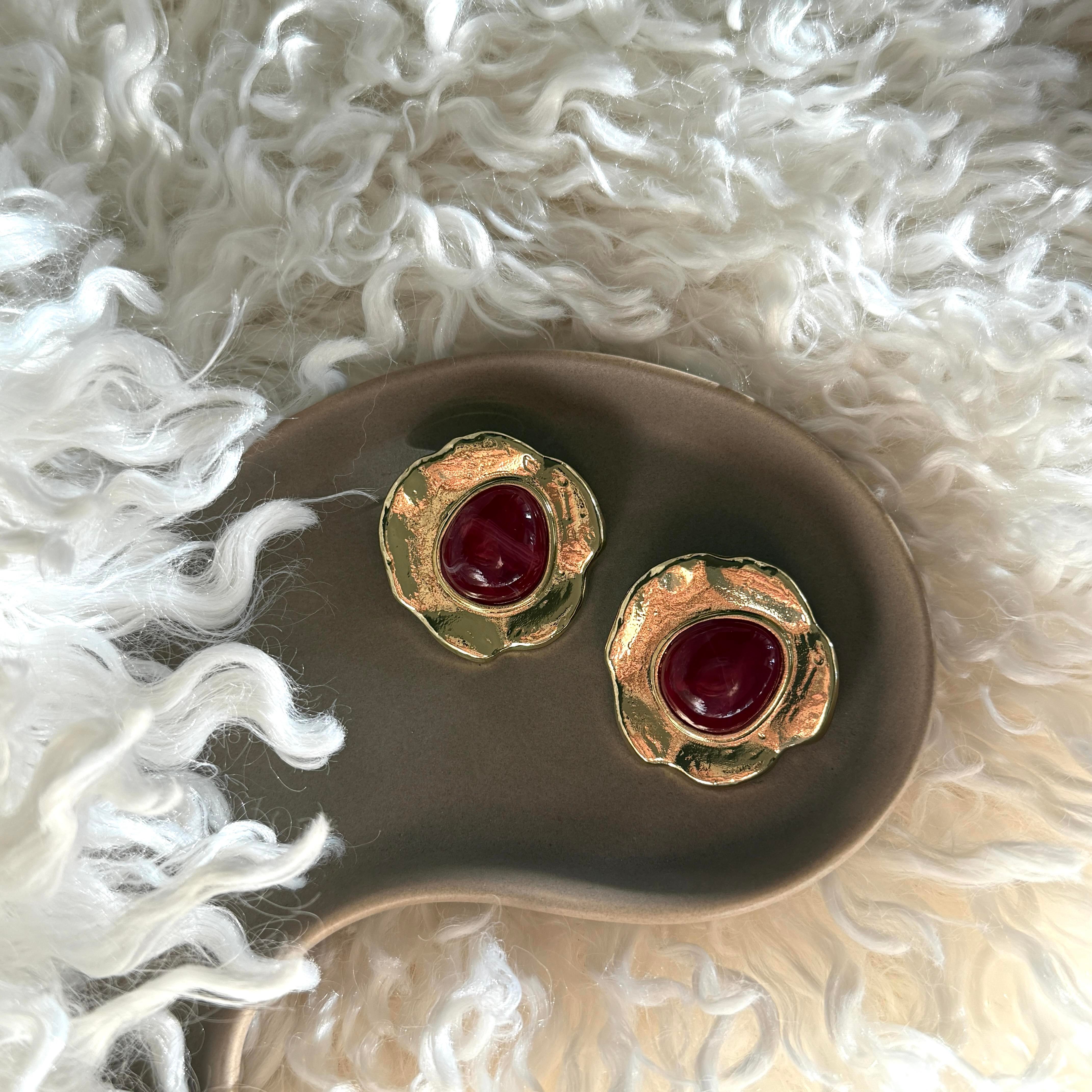 Bordo Taşlı Dalgalı Vintage Küpe