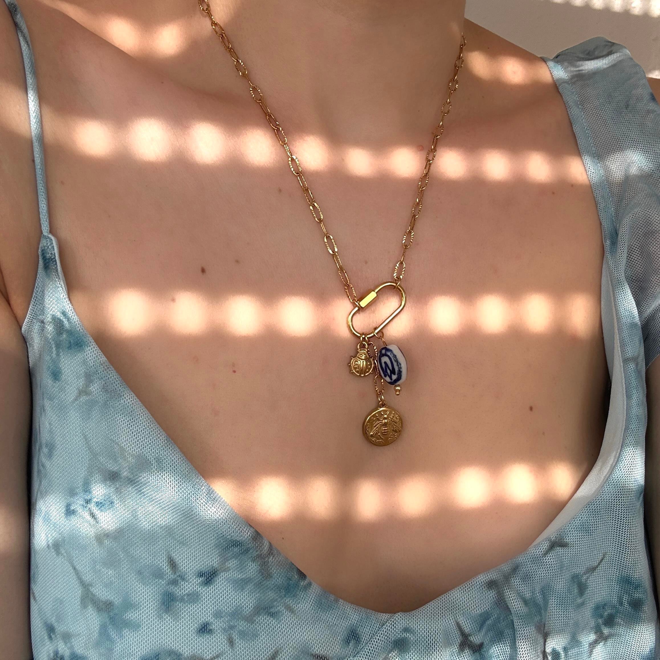 Çelik Arı&Seramik Lale Charmlı Kolye