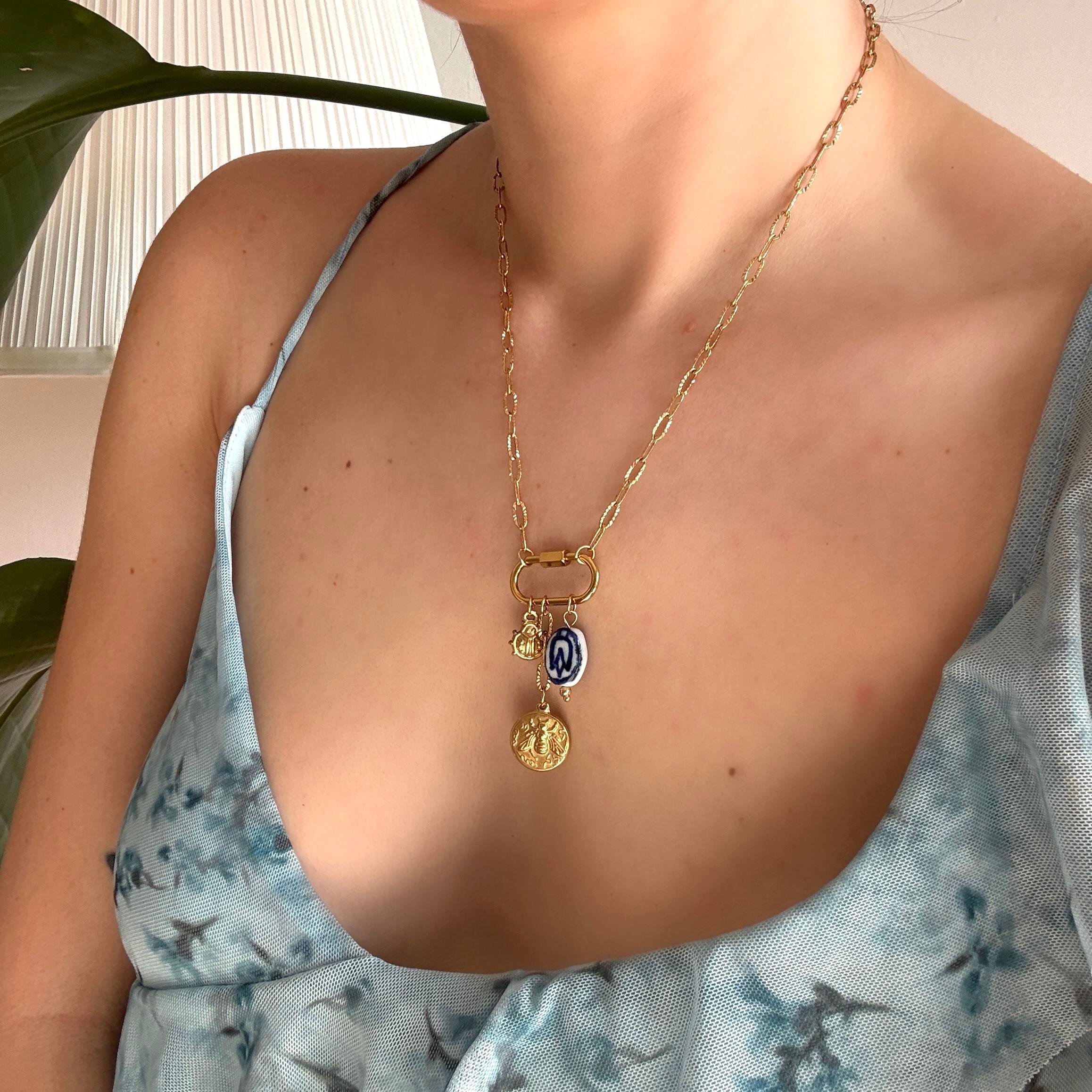 Çelik Arı&Seramik Lale Charmlı Kolye