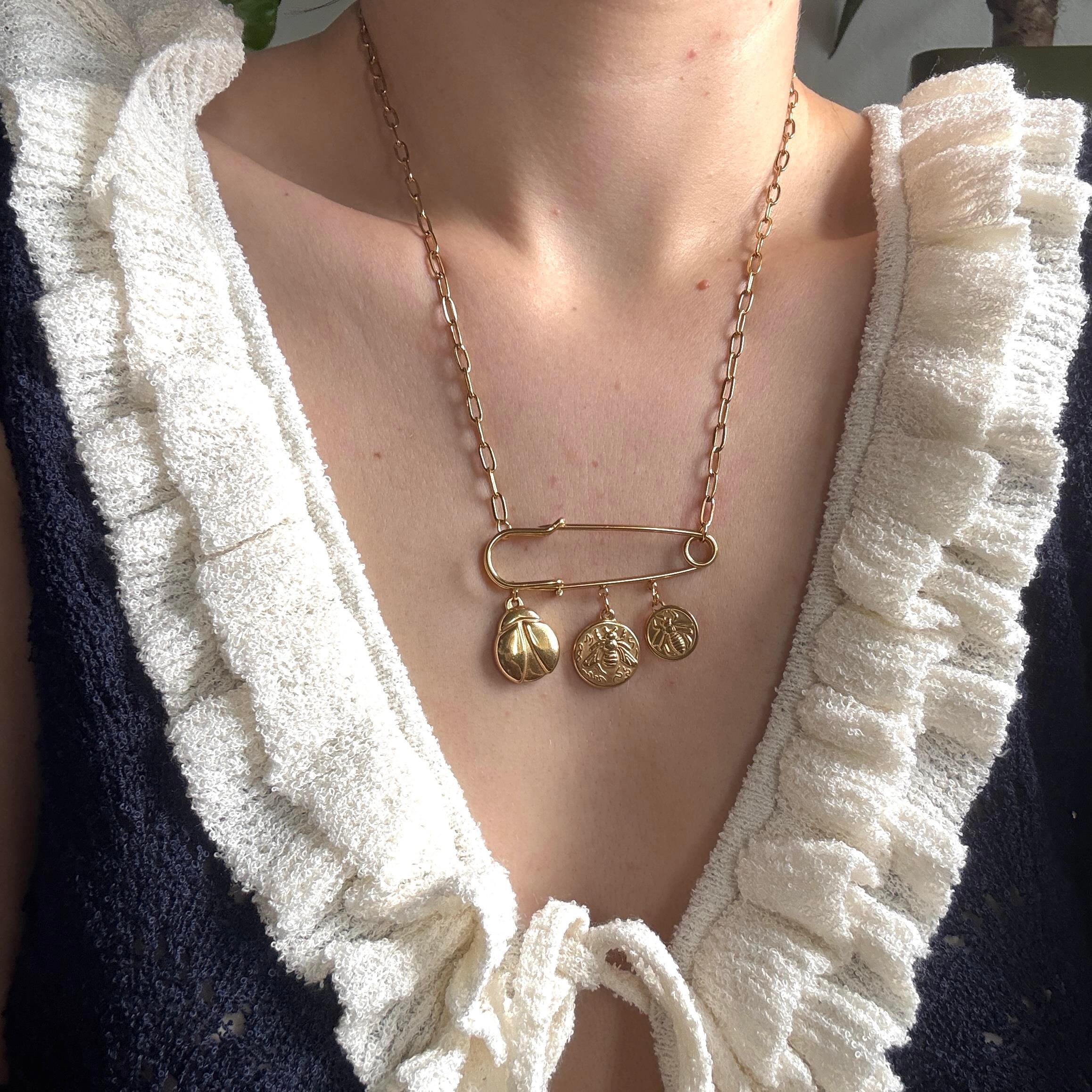 Çelik Çengel Arı Charmlı Kolye