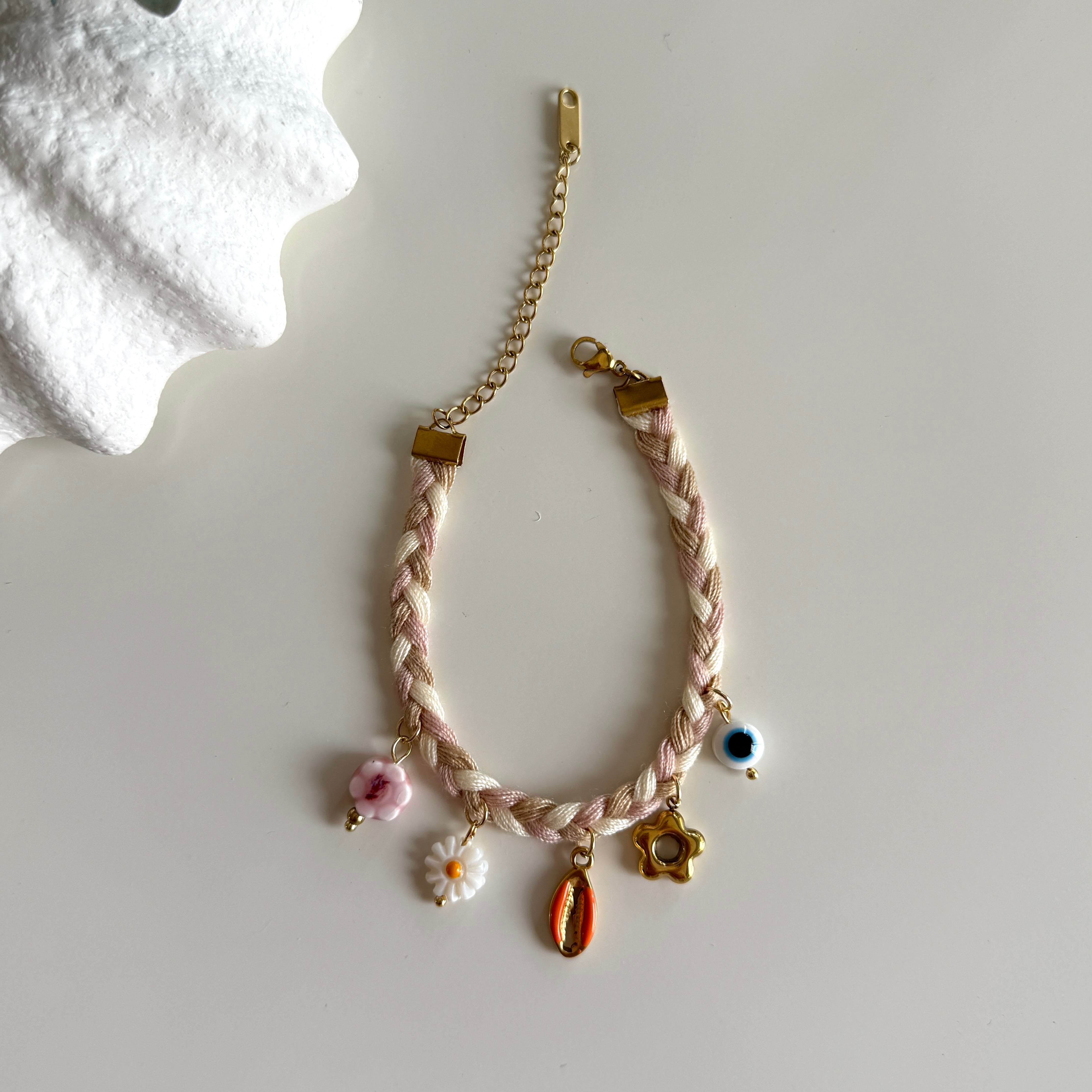 Çelik Charmlı Bej Örgü Bileklik