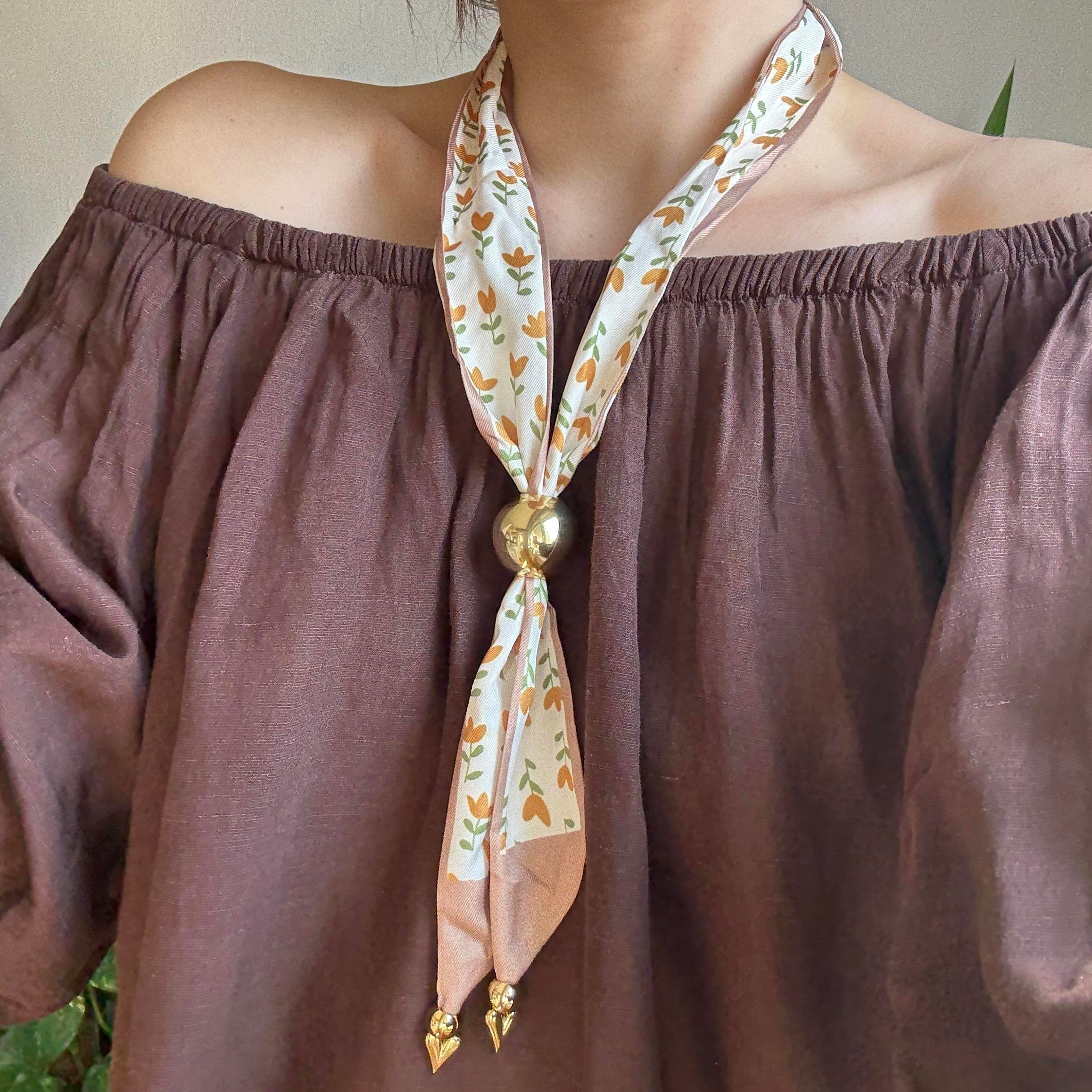 Çelik Çiçekli Fular Asansör Kolye