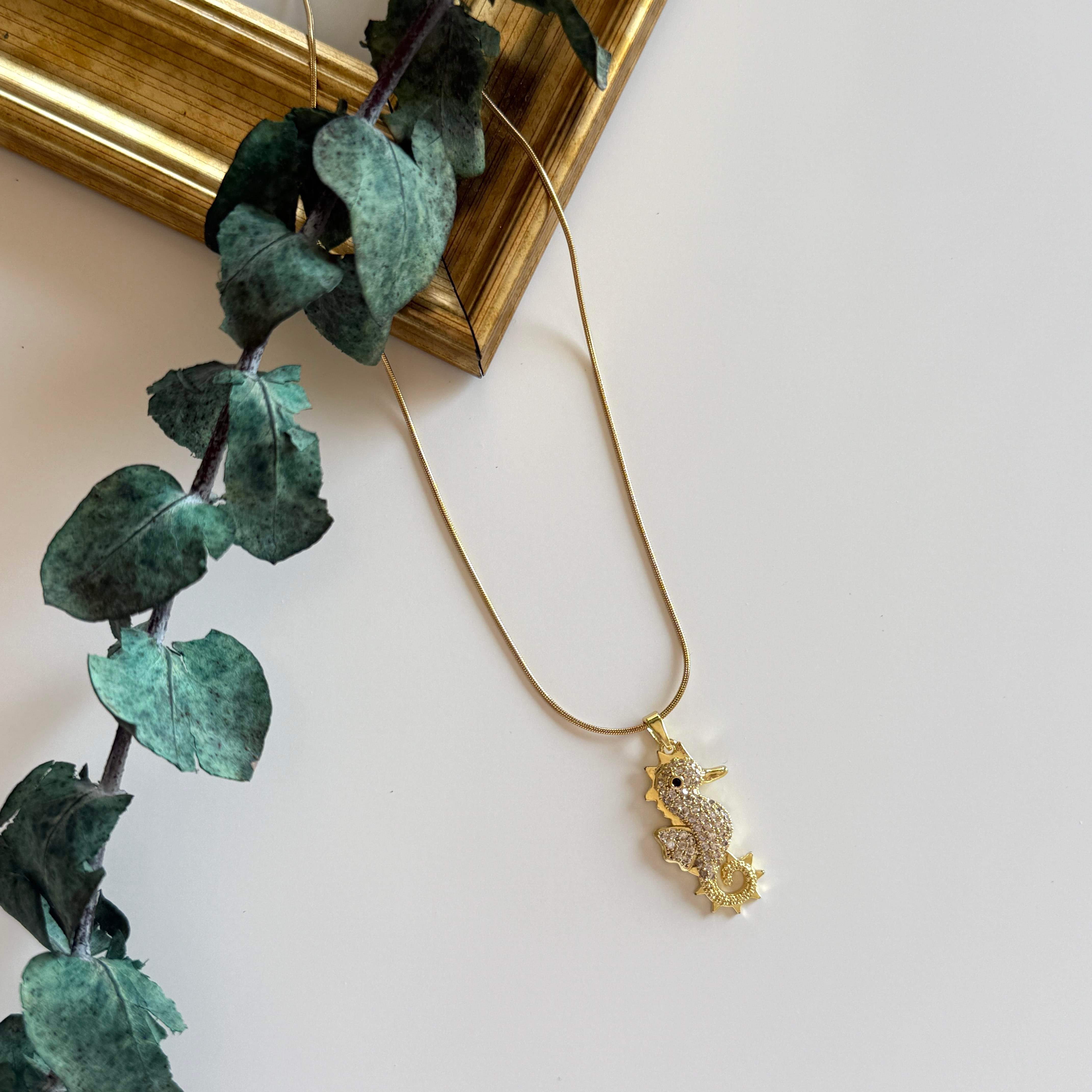 Çelik Deniz Atı Kolye