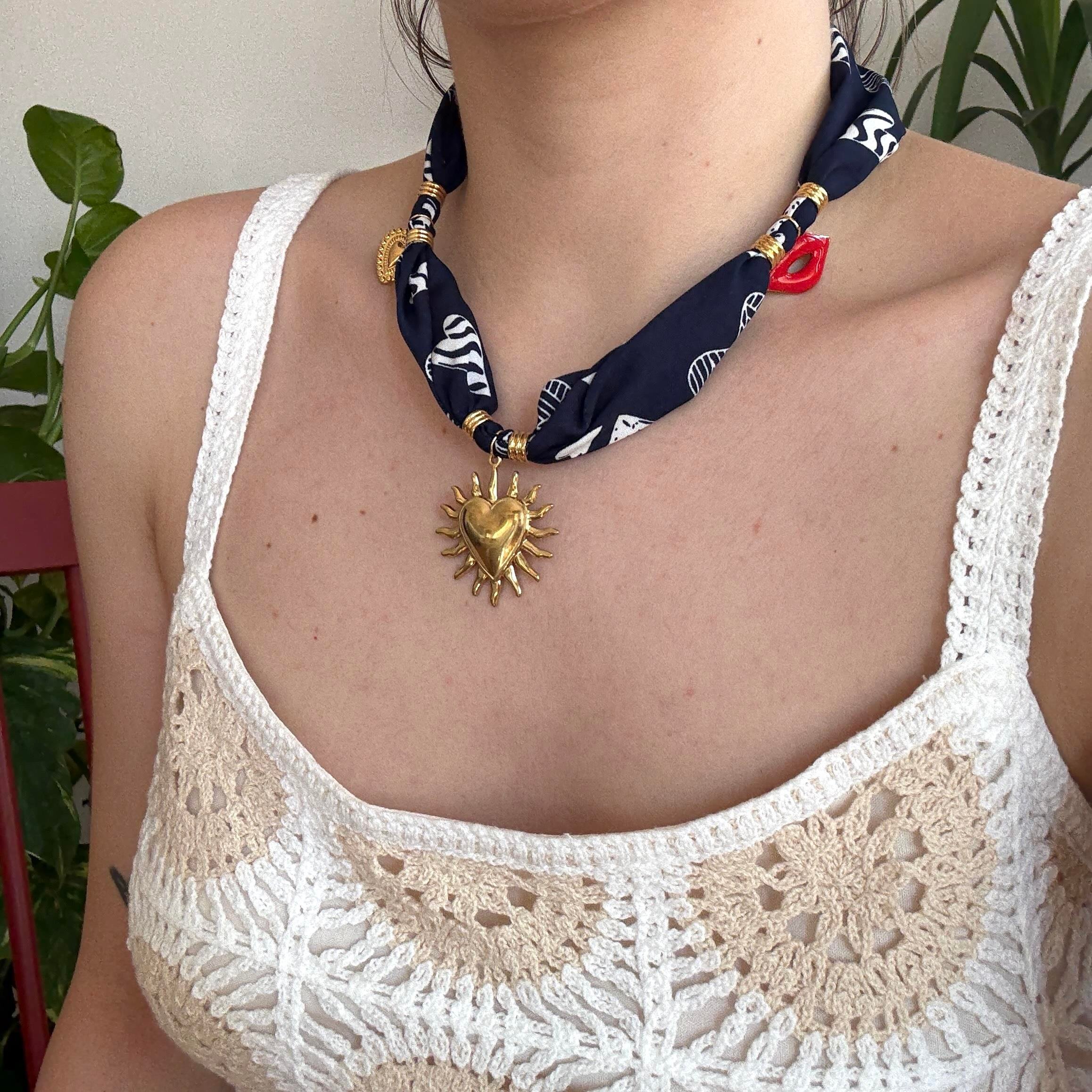 Çelik Fular Kalp Charmlı Kolye