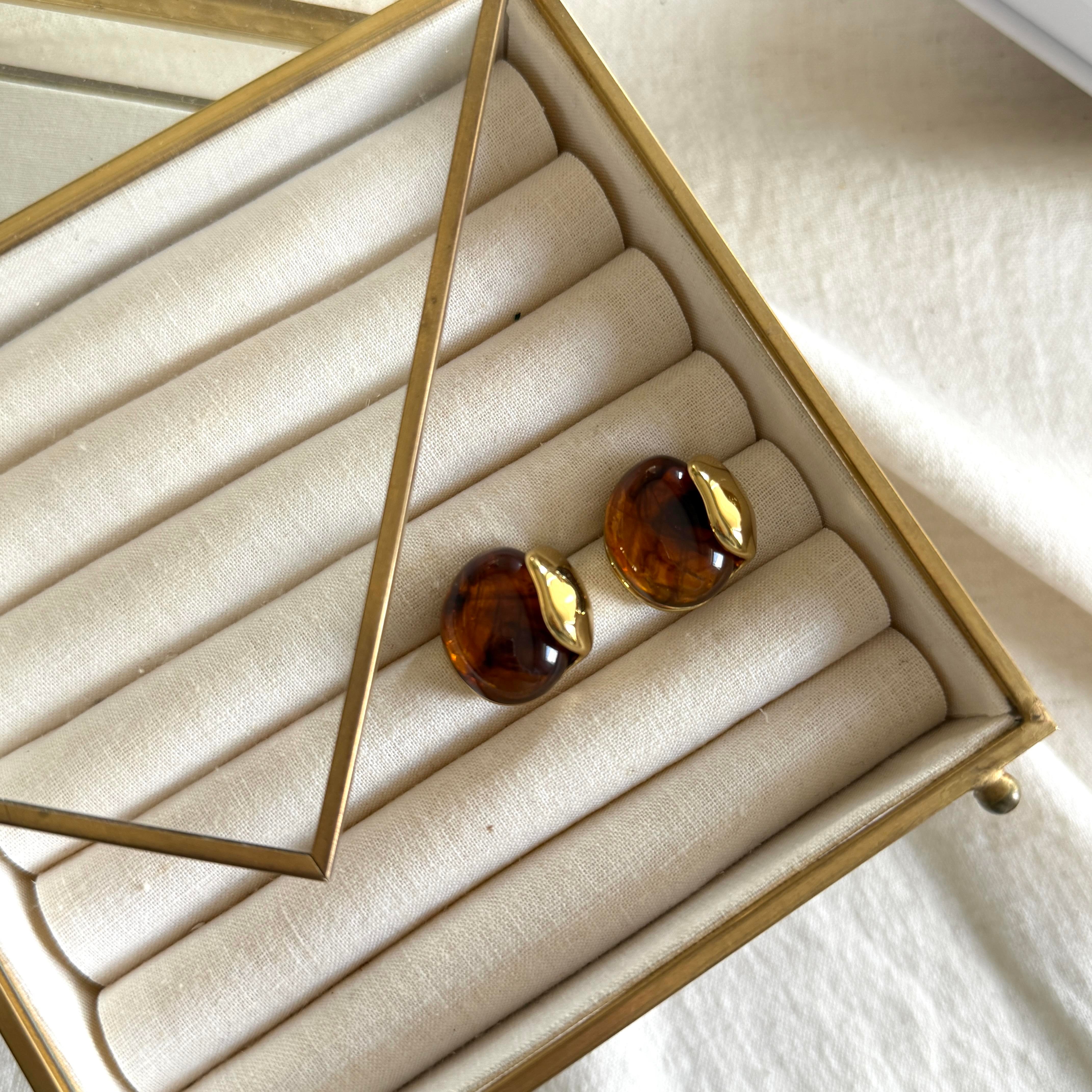 Çelik Gold Detaylı Kahve Akrilik Küpe