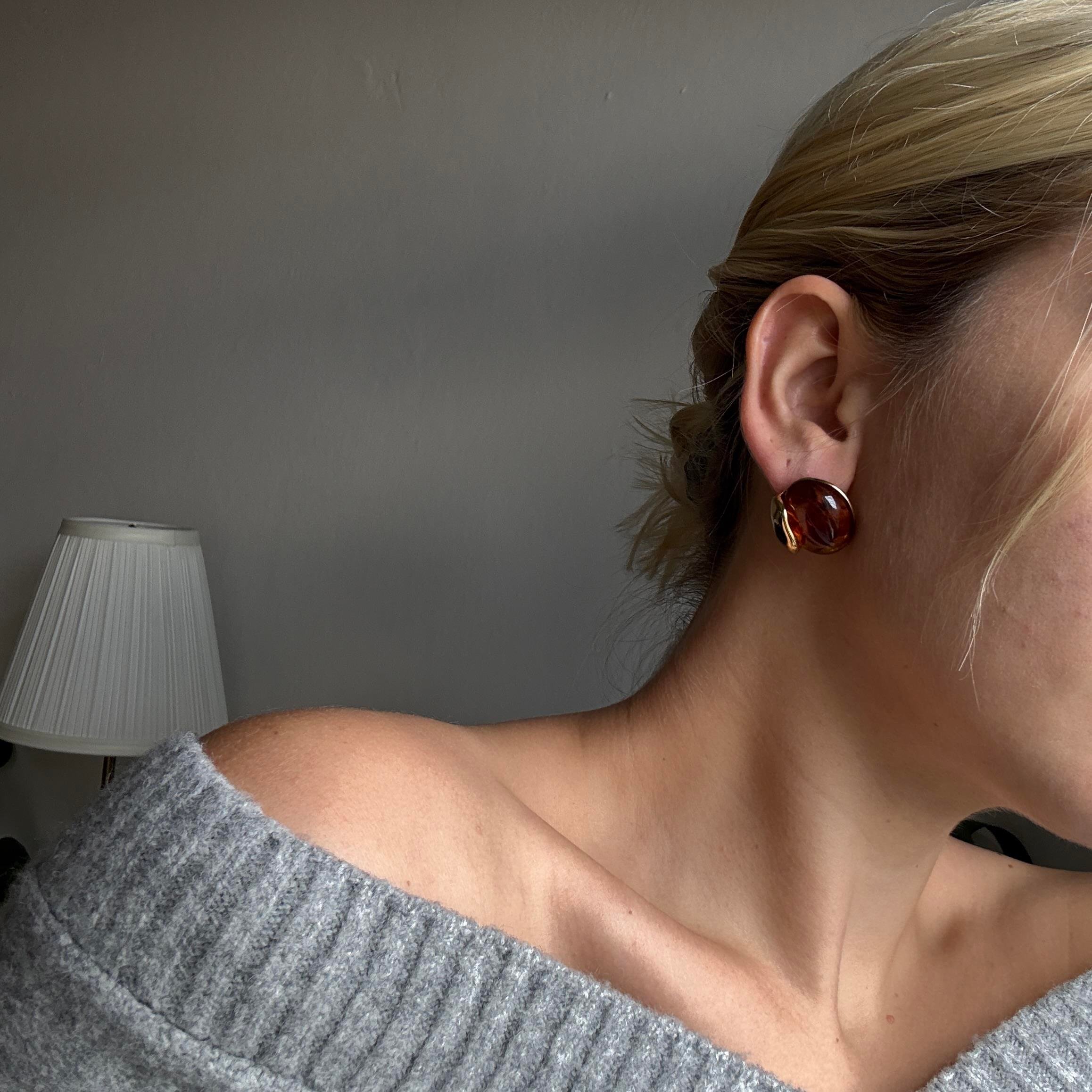 Çelik Gold Detaylı Kahve Akrilik Küpe