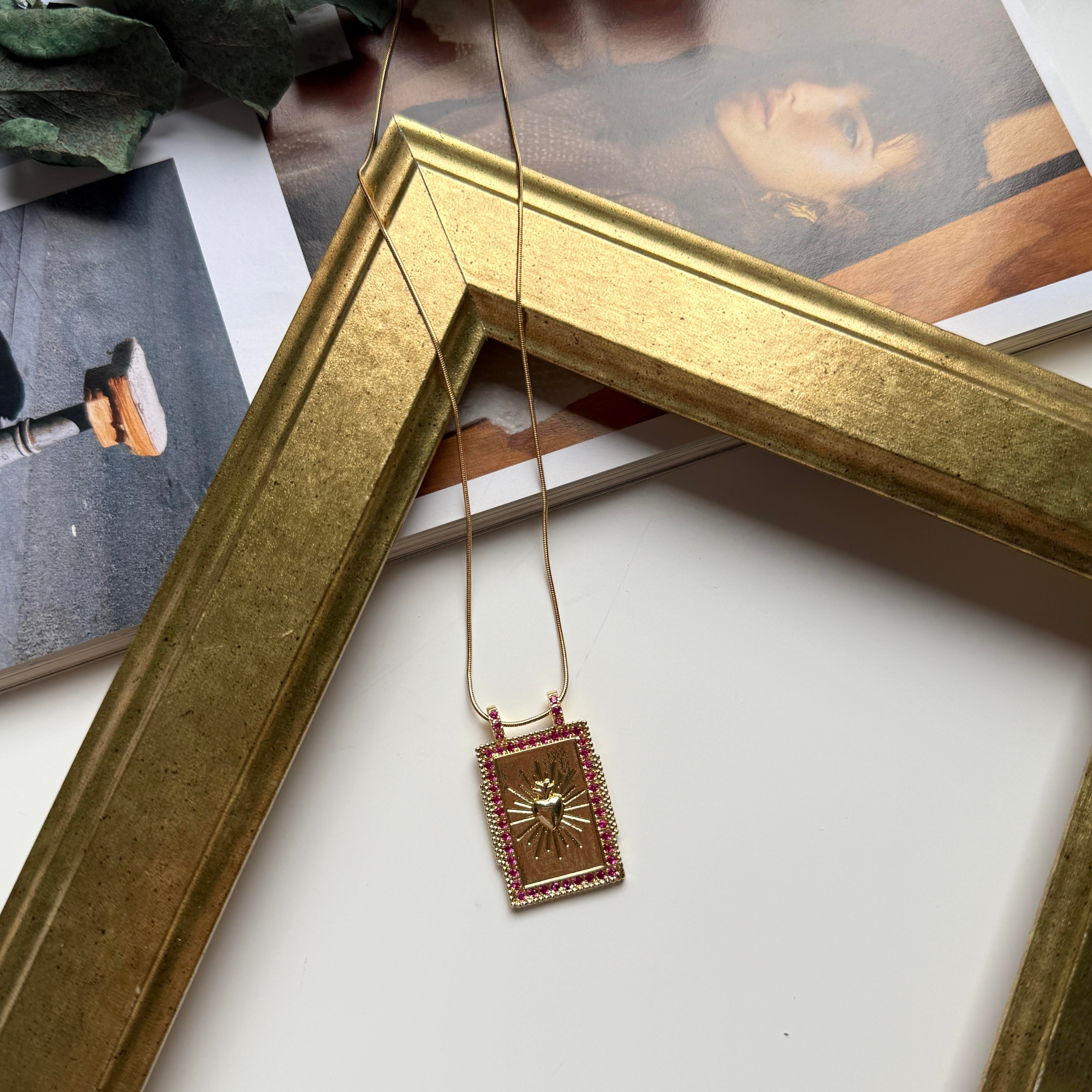 Çelik Kenarları Pembe Taşlı Plaka Kalp Kolye