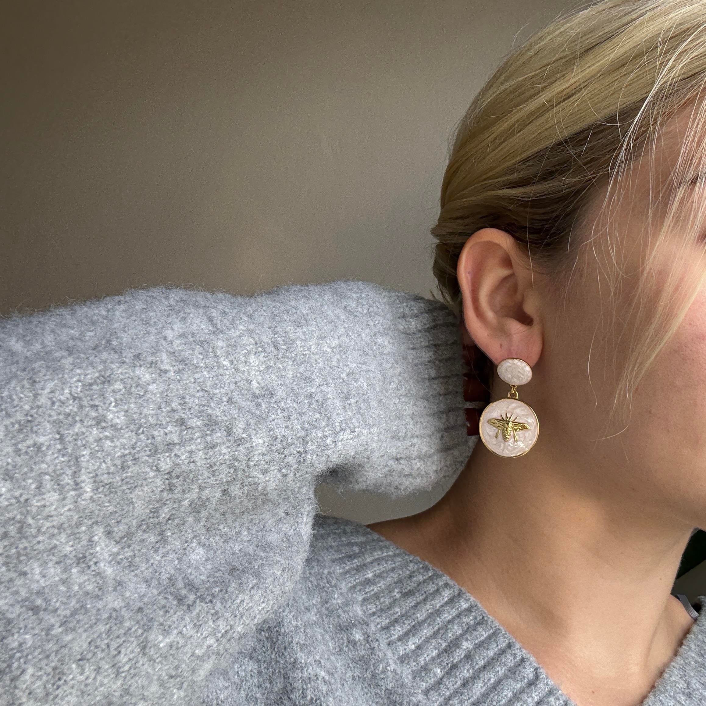 Çelik Krem Mineli Arı Küpe