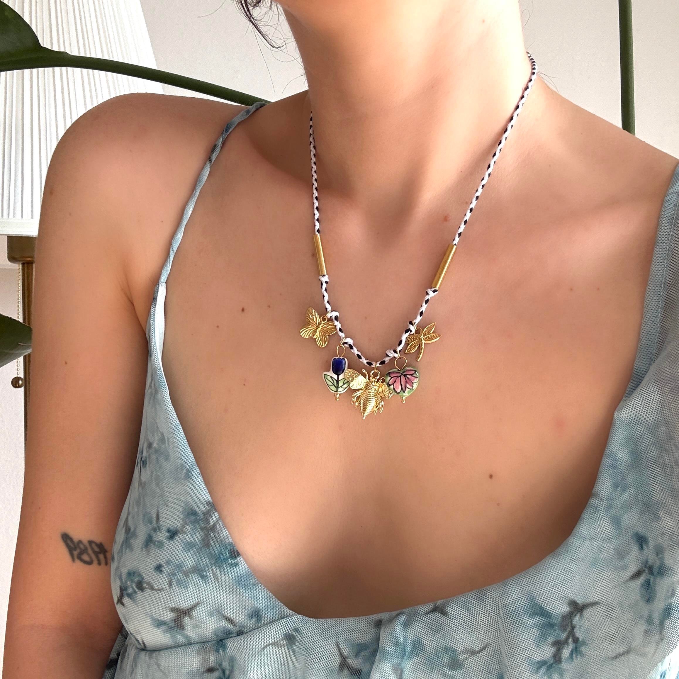 Çelik Seramik Çiçek&Arı Charmlı Kolye