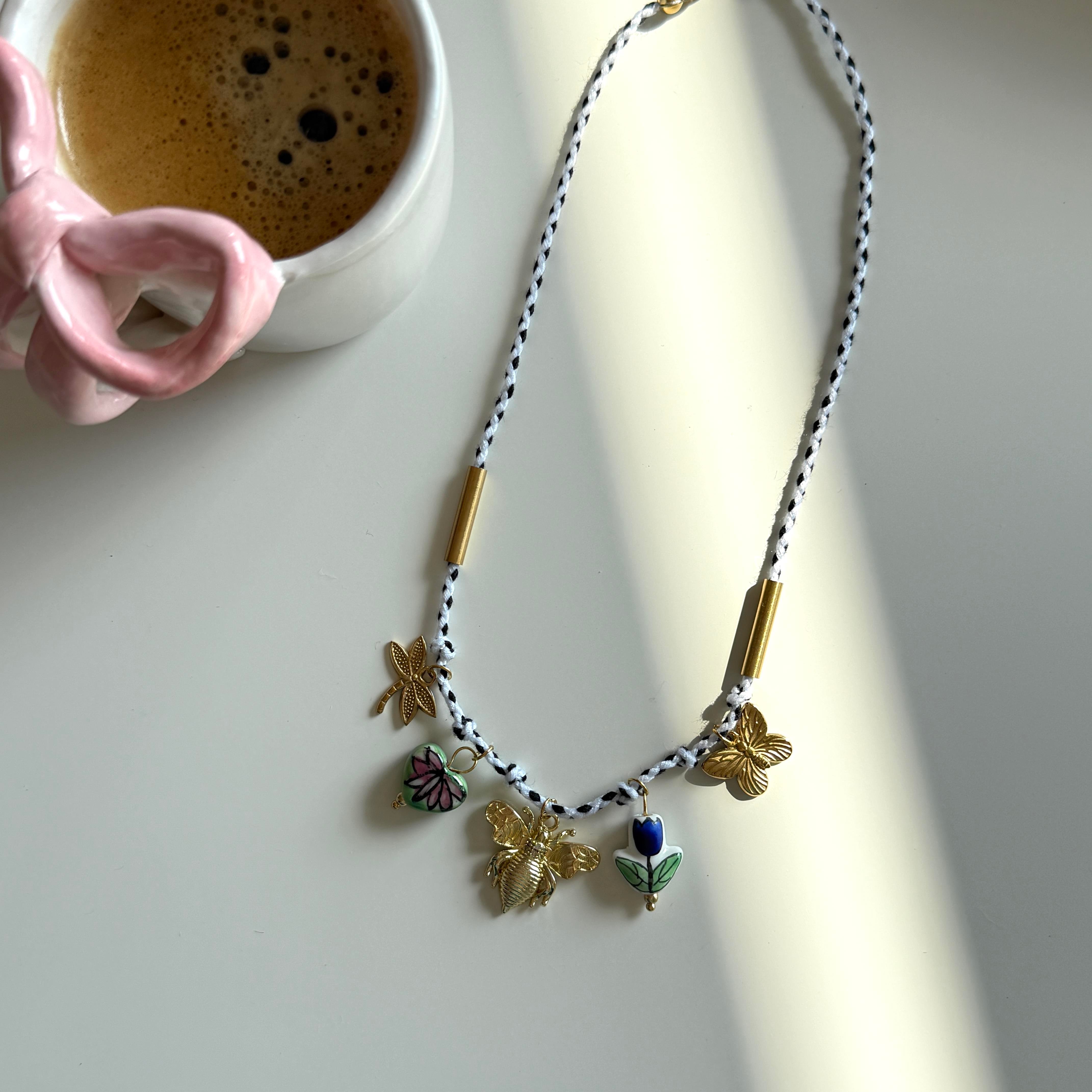 Çelik Seramik Çiçek&Arı Charmlı Kolye