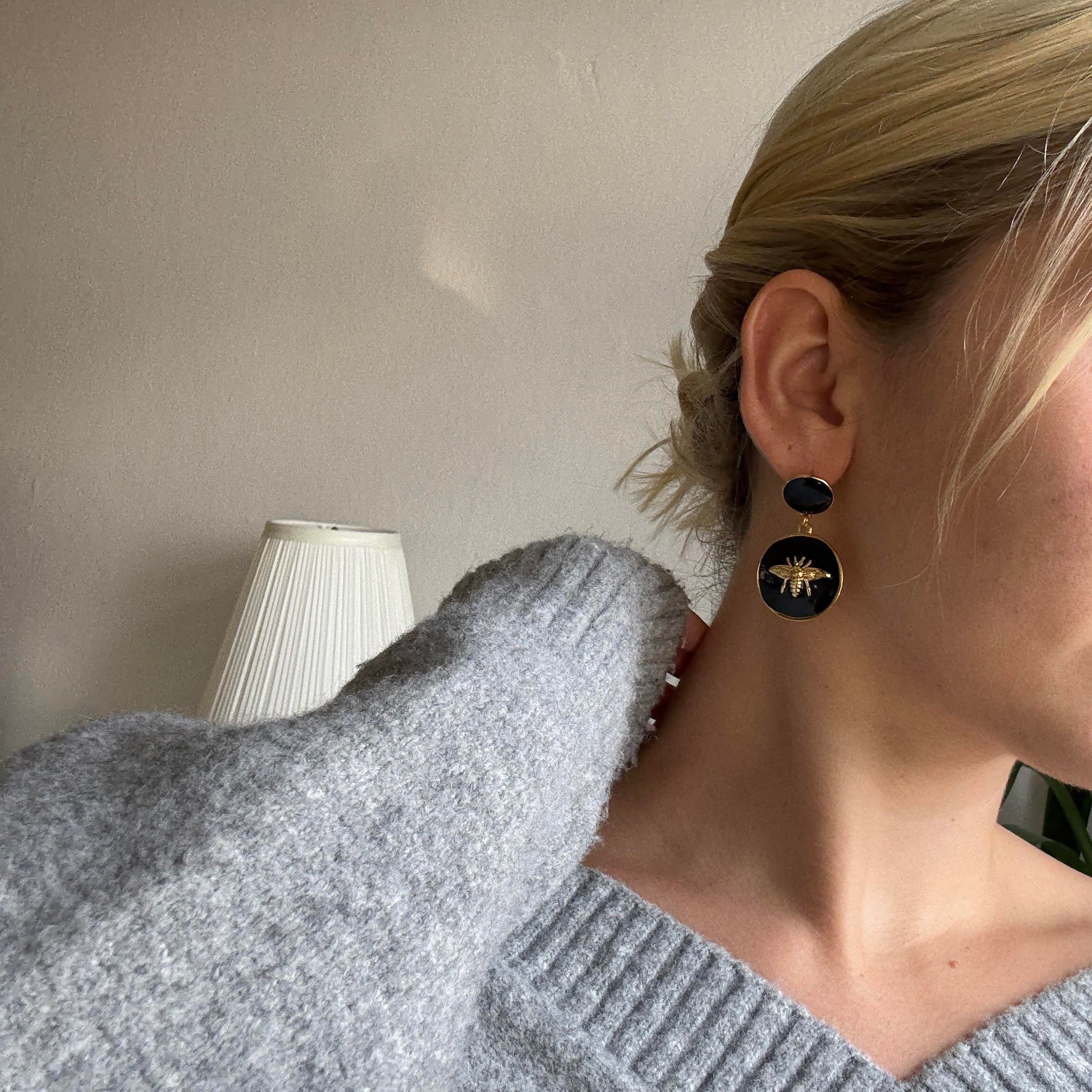 Çelik Siyah Mineli Arı Küpe