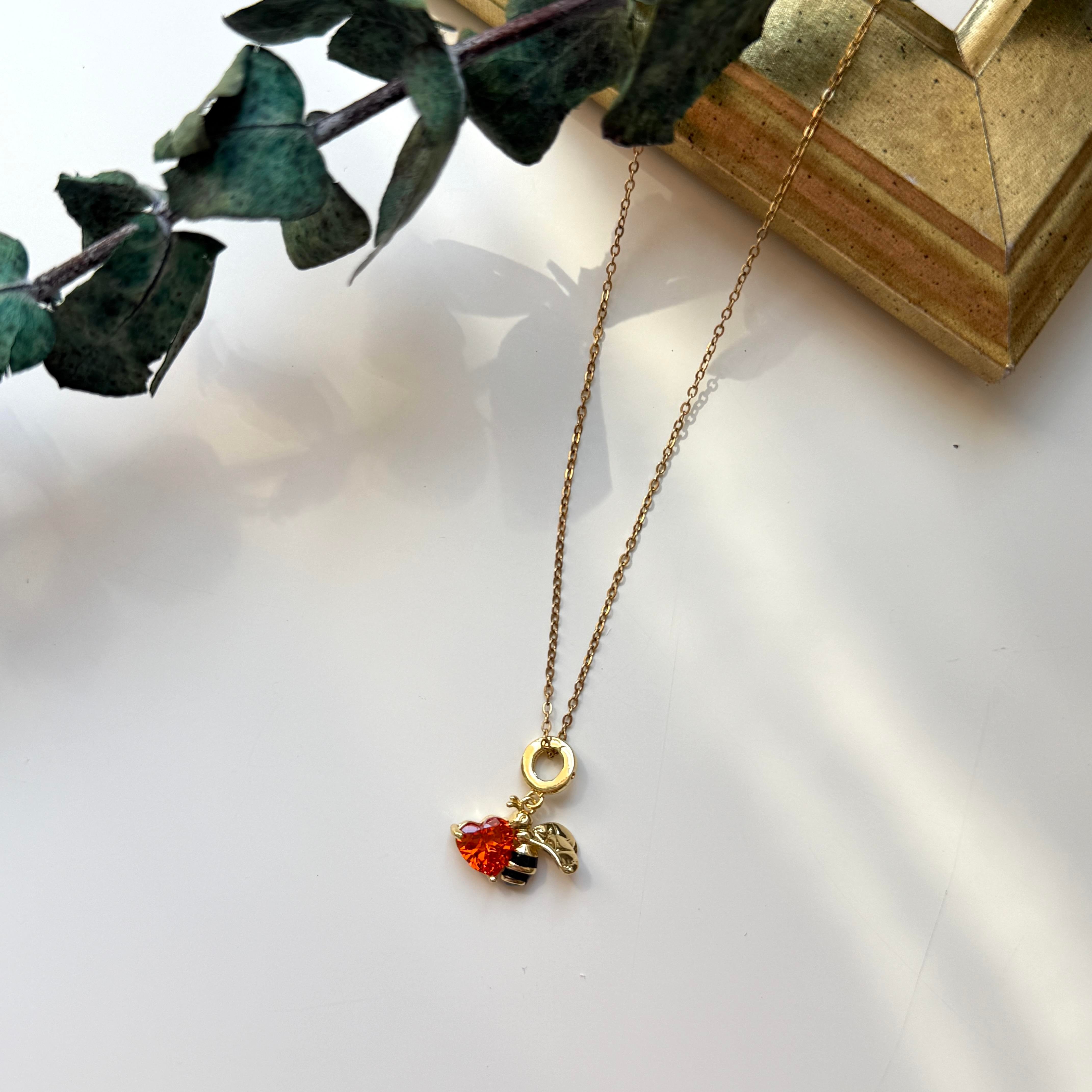 Çelik Taşlı Arı Kolye