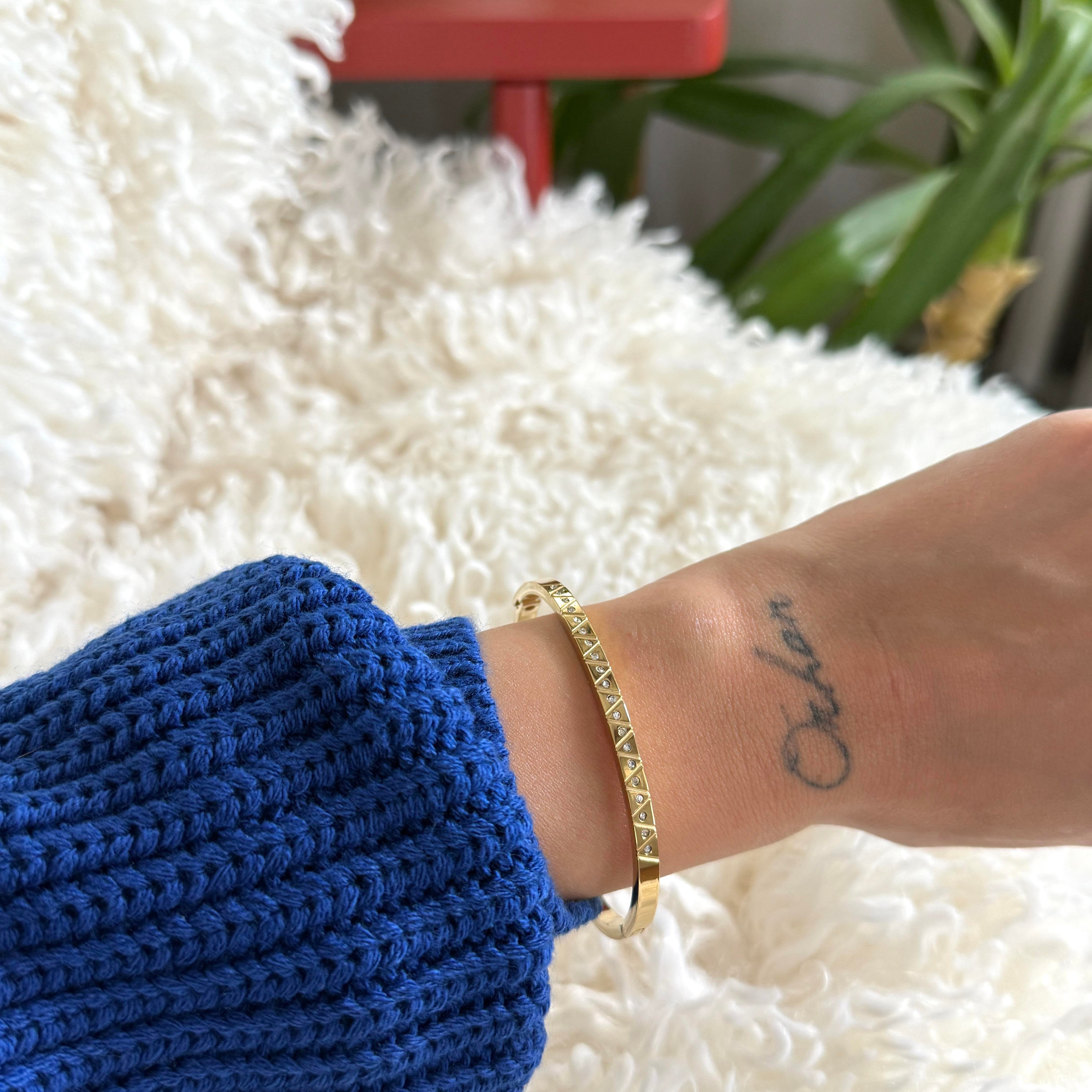 Çelik Üçgen Desen Taşlı Kelepçe